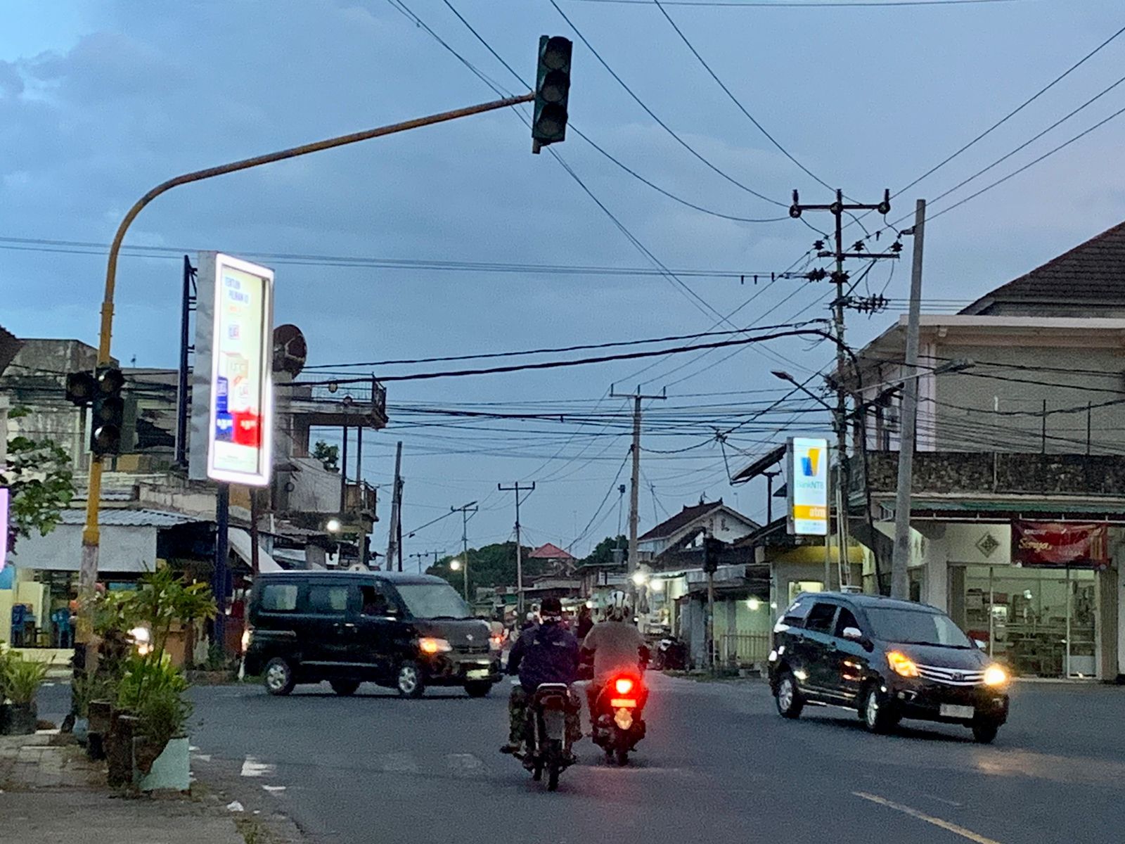 TIDAK AKTIF: Traffic light di simpang empat Bengkel yang sengaja di nonaktifkan untuk kelancaran lalu lintas.