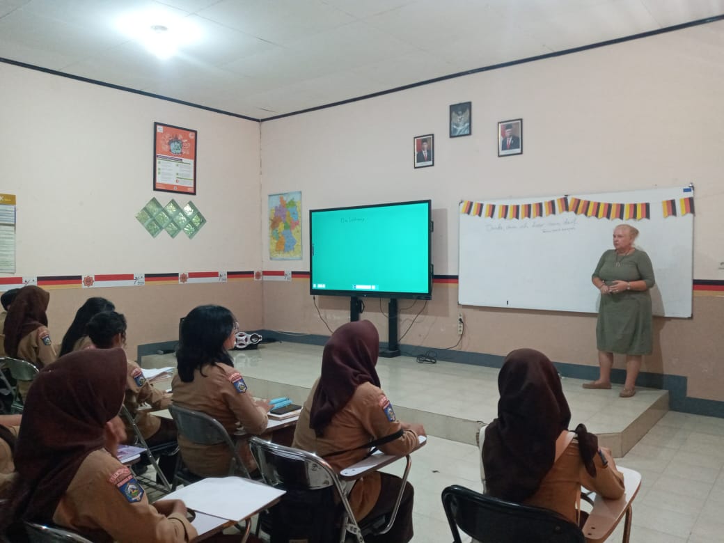 MENGAJAR: Isabelle Eitmann, pihak Yayasan&ldquo;I-BUK-I&rdquo; Bildungsforderung Indonesien e.V saat mengajar bahasa Jerman di SMAN 3 Mataram, Sabtu (24/2) lalu.(ROJAI/LOMBOK POST)