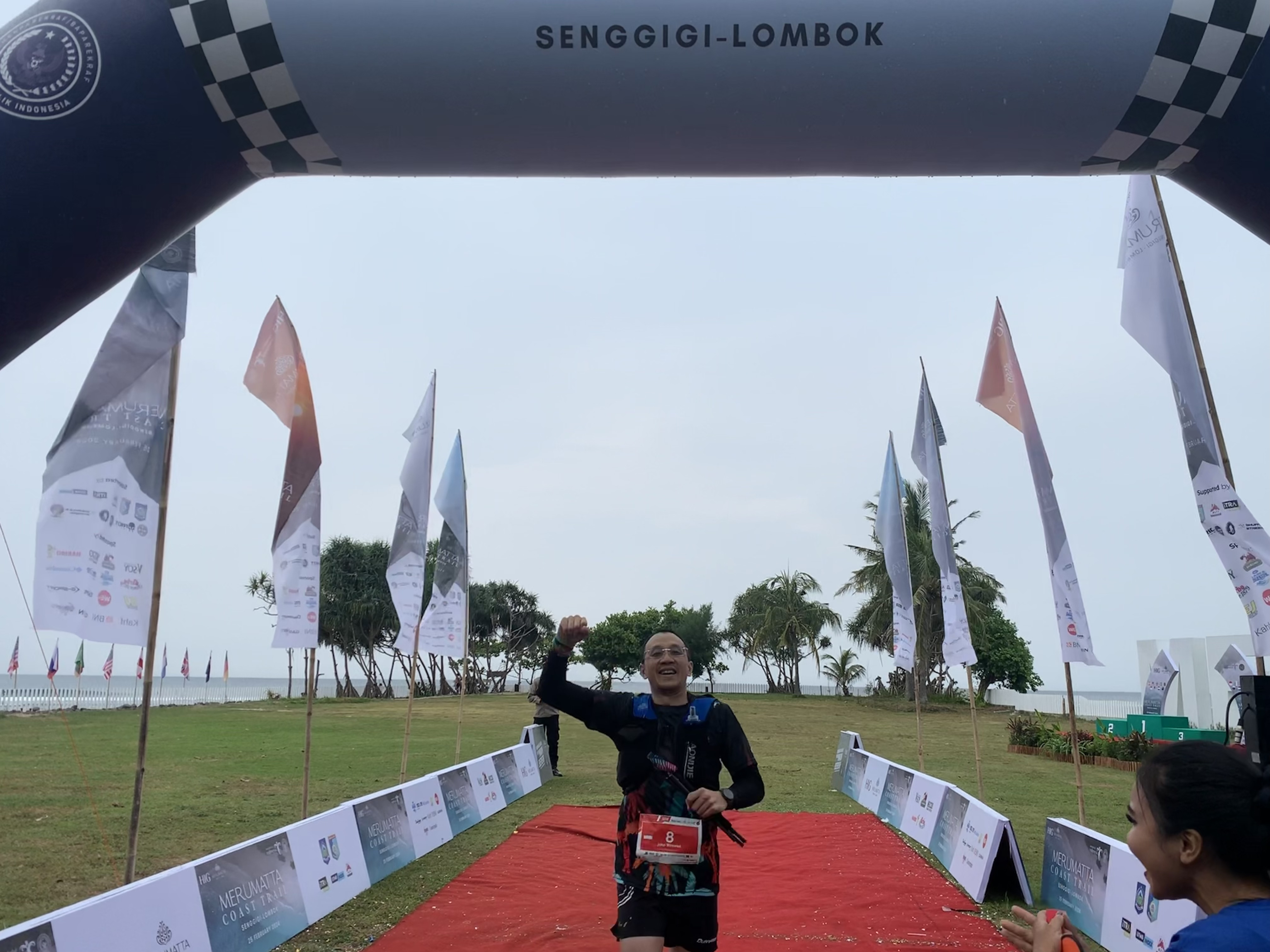 BERHASIL: Salah satu peserta Merumatta Coast Trail saat berhasil memasuki garis finish.(CHIA/LOMBOK POST)