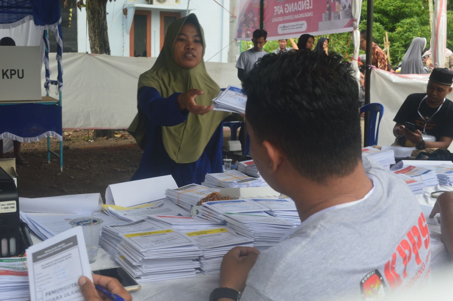 Pemilih menerima lima jenis surat suara pada Pemungutan Suara Ulang (PSU) di TPS 27 Lendang Ape, Praya, Loteng, belum lama ini.