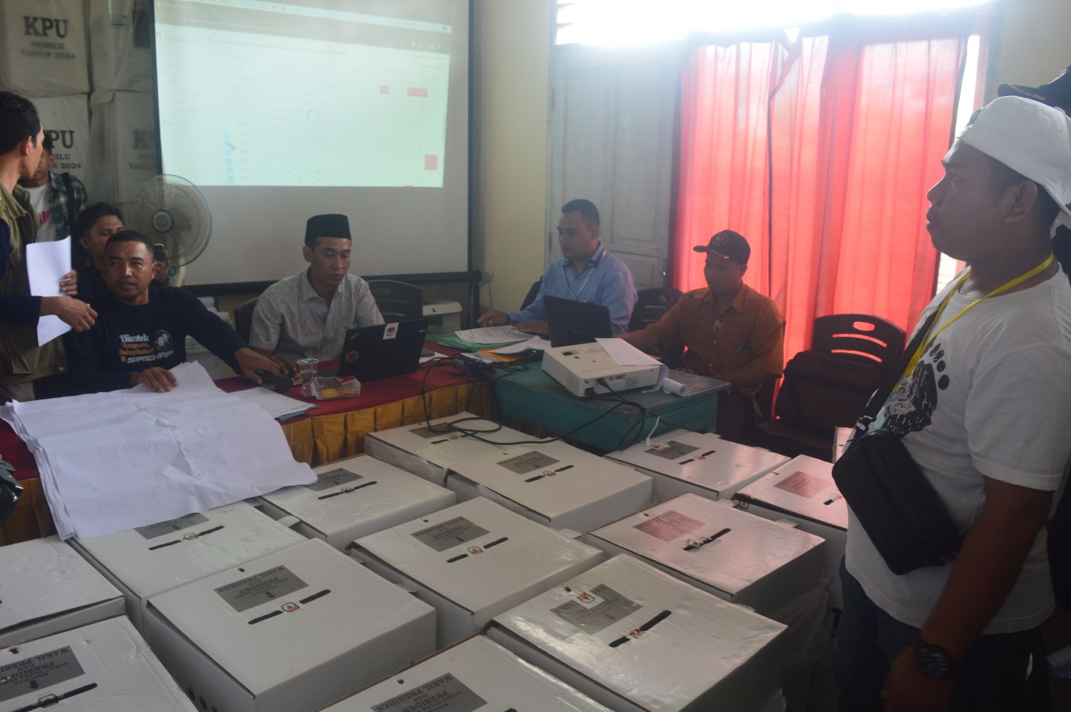 Para saksi partai politik bersitegang dengan Panitia Pemilih Kecamatan (PPK) Praya Tengah saat rapat pleno penghitungan suara Pemilu 2024 di kantor Camat Praya Tengah, Loteng, Senin(26/2).