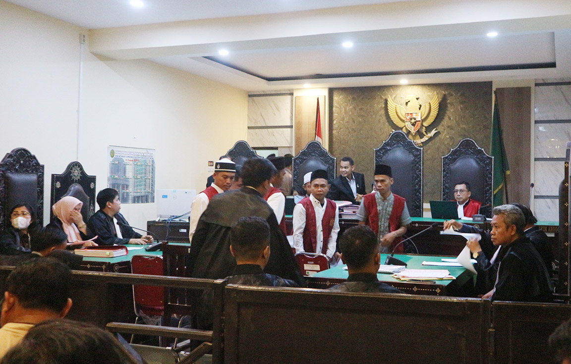Delapan terdakwa perkara penyerangan polisi dalam konflik Karang Taliwang menjalani sidang pembacaan dakwaan di Pengadilan Negeri Mataram.