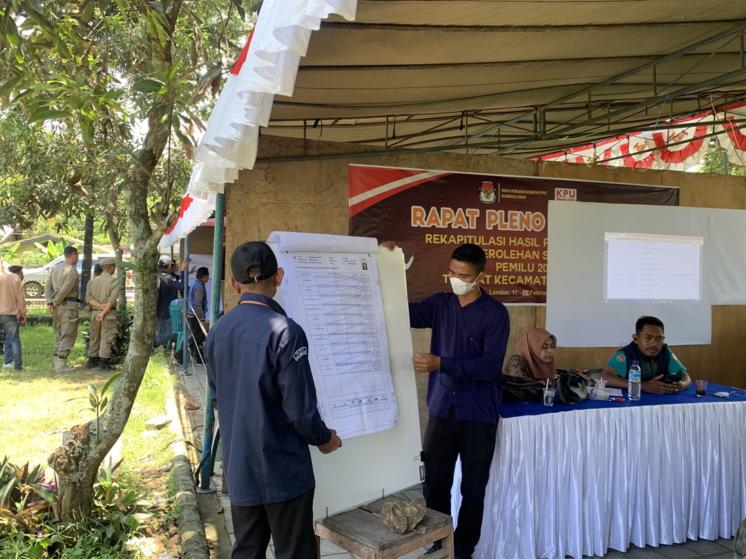 MEMANAS: Suasana pleno rekapitulasi suara di Kecamatan Lembar beberapa waktu lalu. (CHIA/LOMBOK POST)