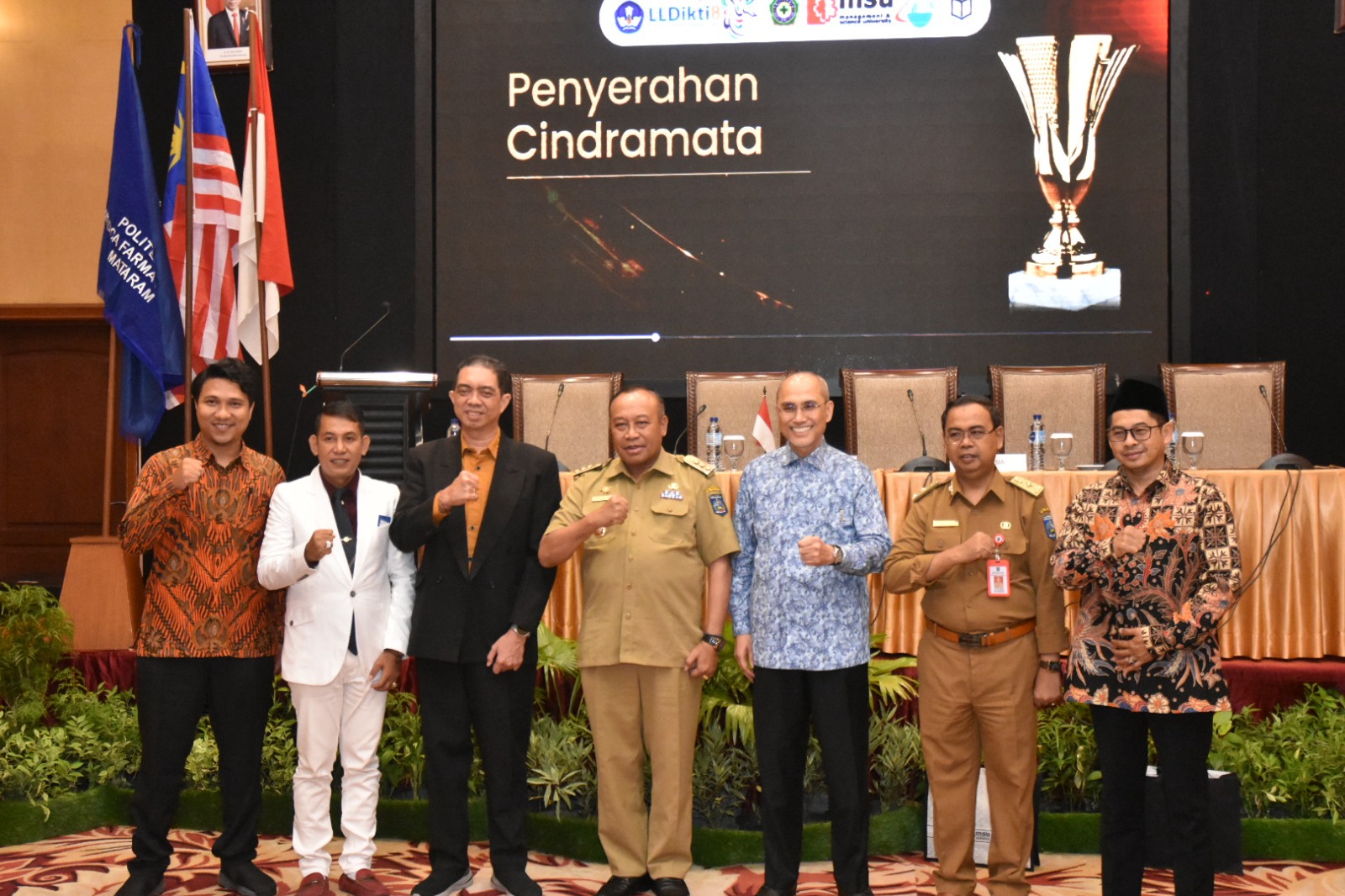 SINERGITAS: Direktur Politeknik Medica Farma Husada Mataram Dr Syamsuriansyah (dua dari kiri) bersama tamu undangan