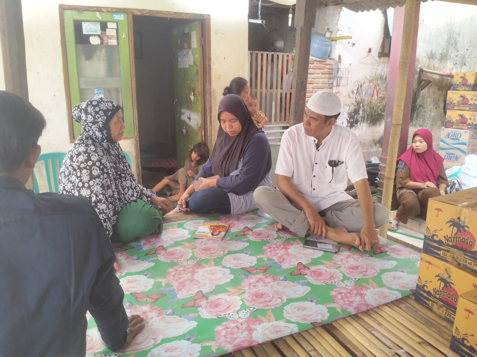 BERDUKA : Kondisi keluarga anggota KPPS yang meninggal Samsul Farizal, di rumah duka di Sesela, Gunungsari, Senin (26/2).