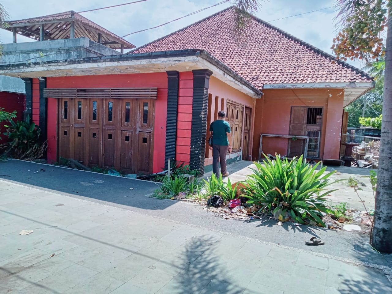 Seorang pengunjung melihat bangunan tua eks Bank Belanda di Kota Tua Ampenan, Mataram.