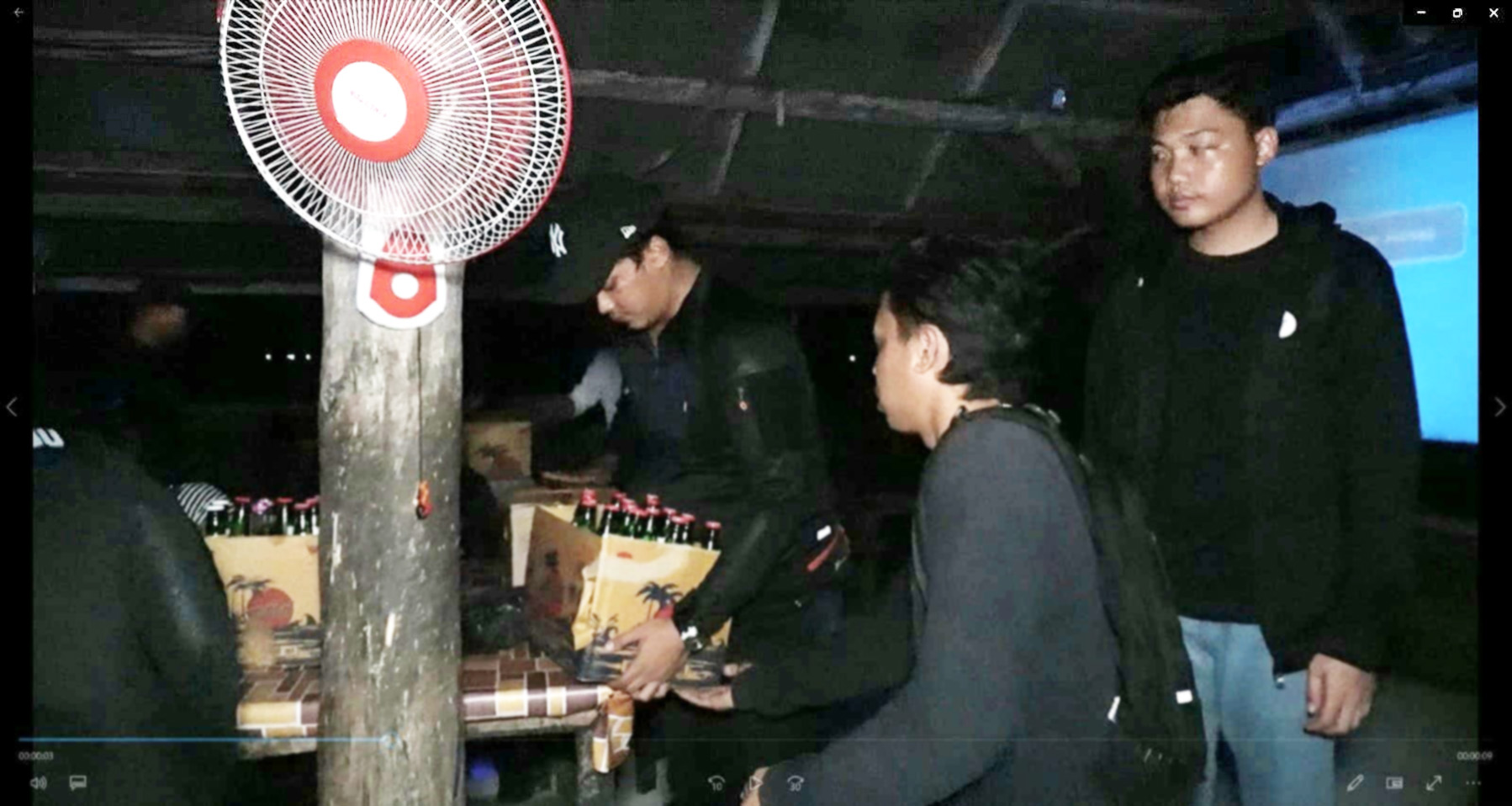 Tim Satresnarkoba Polres Loteng menyita puluhan botol miras tradisional dan bermerek dari salah satu tempat penjualan di wilayah Kecamatan Pujut, Senin malam (26/2).