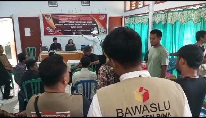 RICUH: Salah seorang caleg dari Partai Golkar Dapil 3 Kabupaten Bima (baju putih/bertopi) memprotes dan meminta PPK agar kotak suara dibuka serta dihitung ulang, beberapa hari lalu.