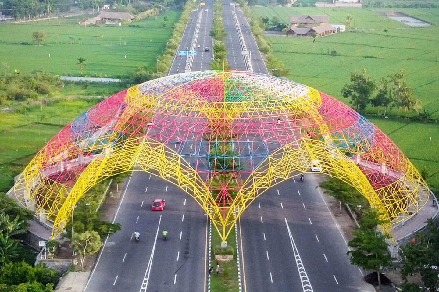 Wajah pintu masuk Kota Mataram sangat indah dengan icon tembolak pelangi.