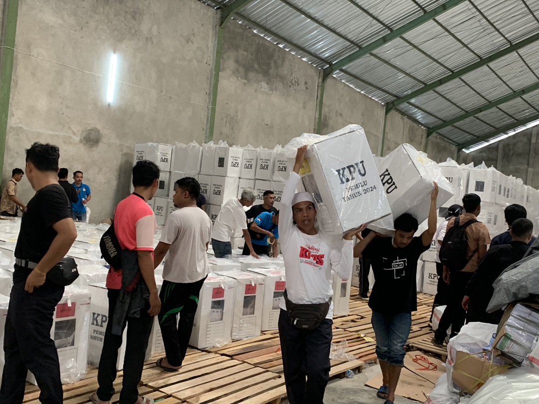 BEKERJA : Petugas penyelenggara pemilu yang sedang mengangkut kotak suara untuk didistribusikan, beberapa waktu lalu. (CHIA/LOMBOK POST)