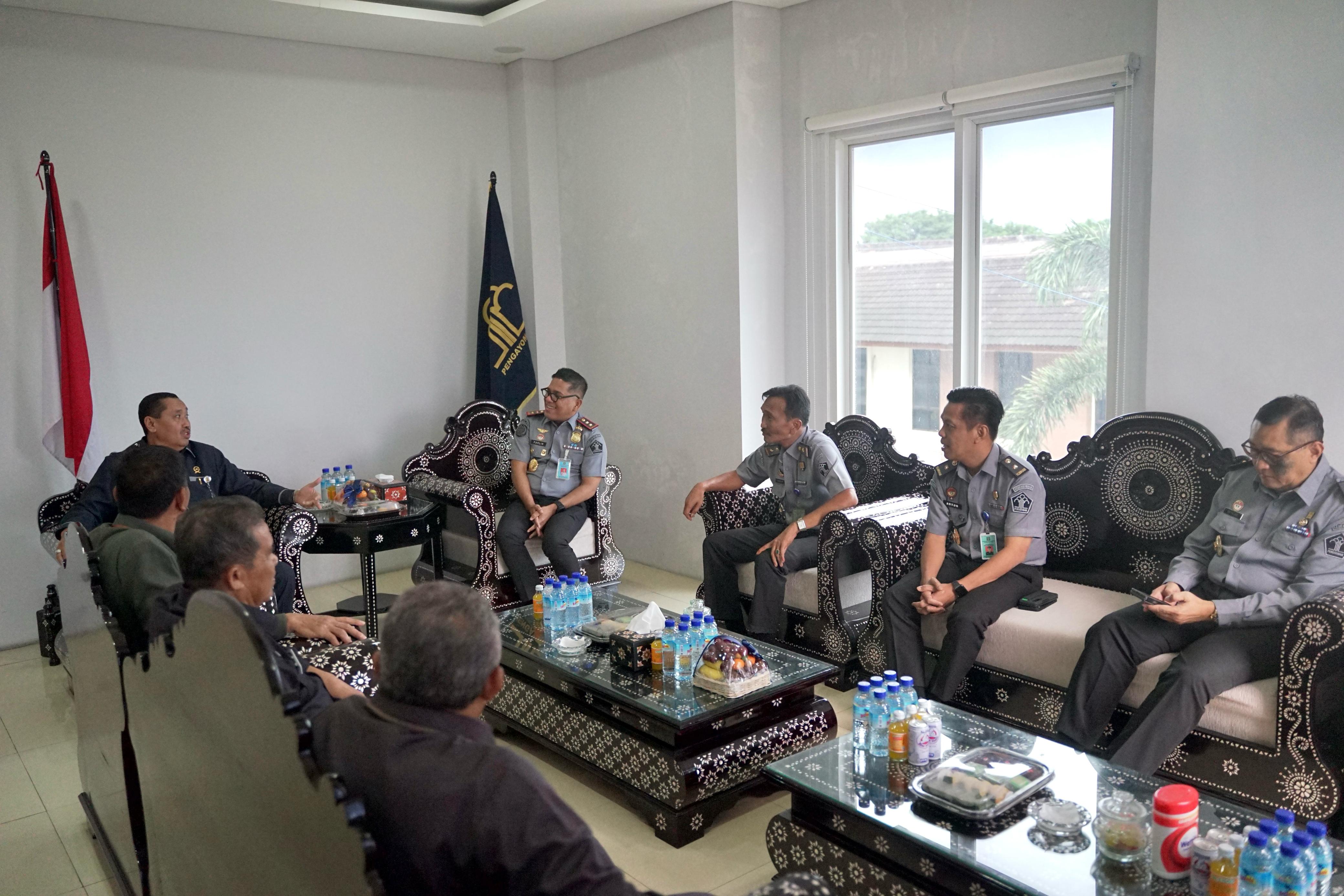 HANGAT: Suasana pertemuan Kakanwil Kemenkumham NTB Parlindungan dan jajaran menjamu Ketua Pengadilan Tinggi NTB Hery Supriyono yang berkunjung, Selasa (27/2).