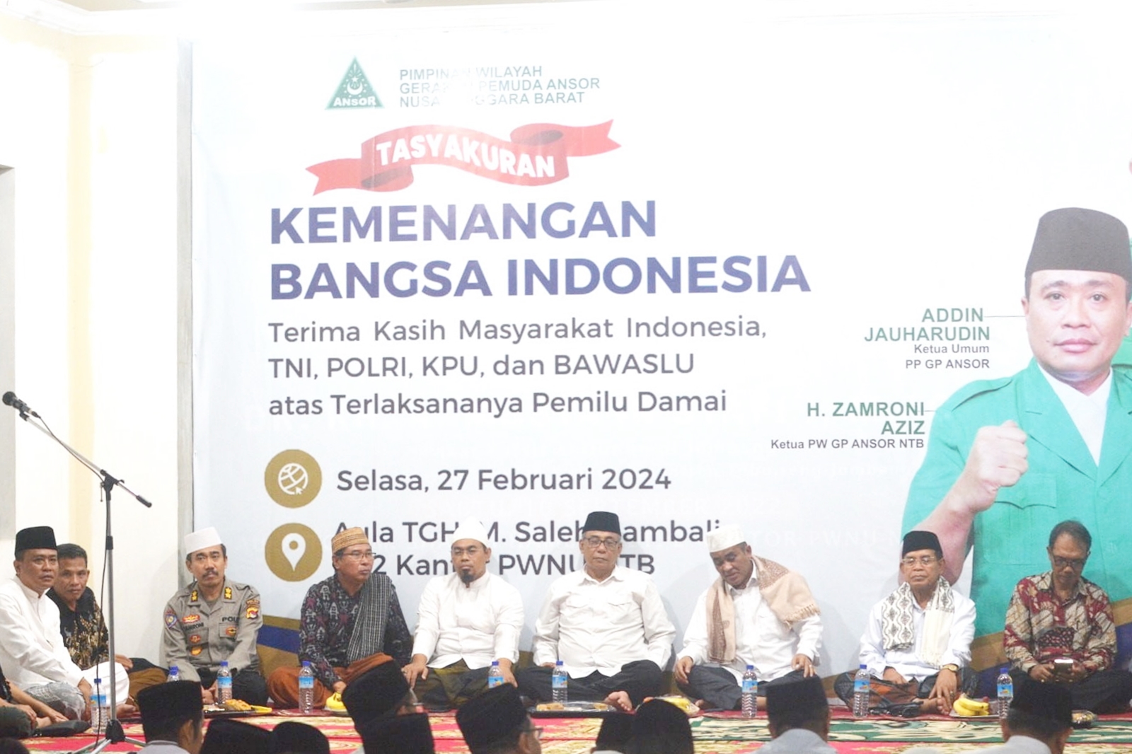 Ketua GP Ansor NTB H Zamroni Aziz (kiri) saat hadir di tasyakuran sebagai bentuk rasa syukur atas terlaksananya Pemilu 2024, di Mataram, Selasa (27/2).