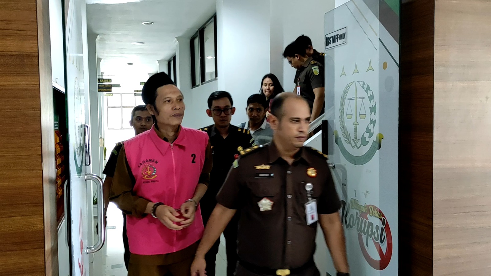 Mantan kepala Desa Gemel Muhammad Ramli (rompi merah muda) ditetapkan sebagai tersangka kasus penyelewengan Dana Desa Tahun Anggaran 2019-2022 oleh Kejaksaan Negeri Lombok Tengah, Selasa (27/2).