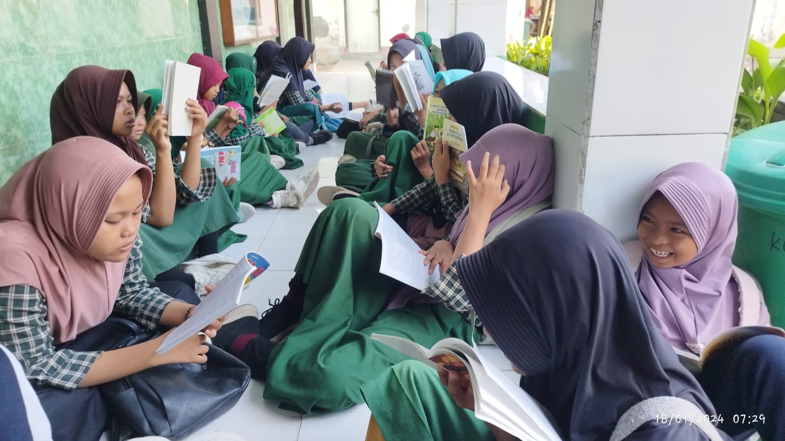 PROGRAM LITERASI: Murid SDN 2 Terong Tawah membaca buku pada program literasi di depan kelas sekolah setempat. (SAEFUL FOR LOMBOK POST)