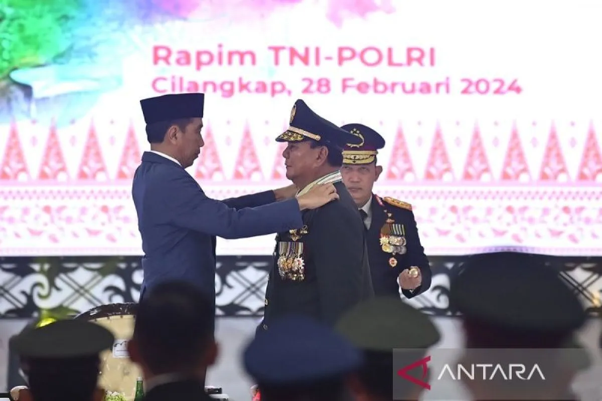 Presiden Joko Widodo (kiri) menyematkan pangkat Jenderal TNI Kehormatan kepada Menteri Pertahanan Prabowo Subianto (tengah) disaksikan Kapolri Jenderal Pol Listyo Sigit Prabowo. (foto: ANTARA)
