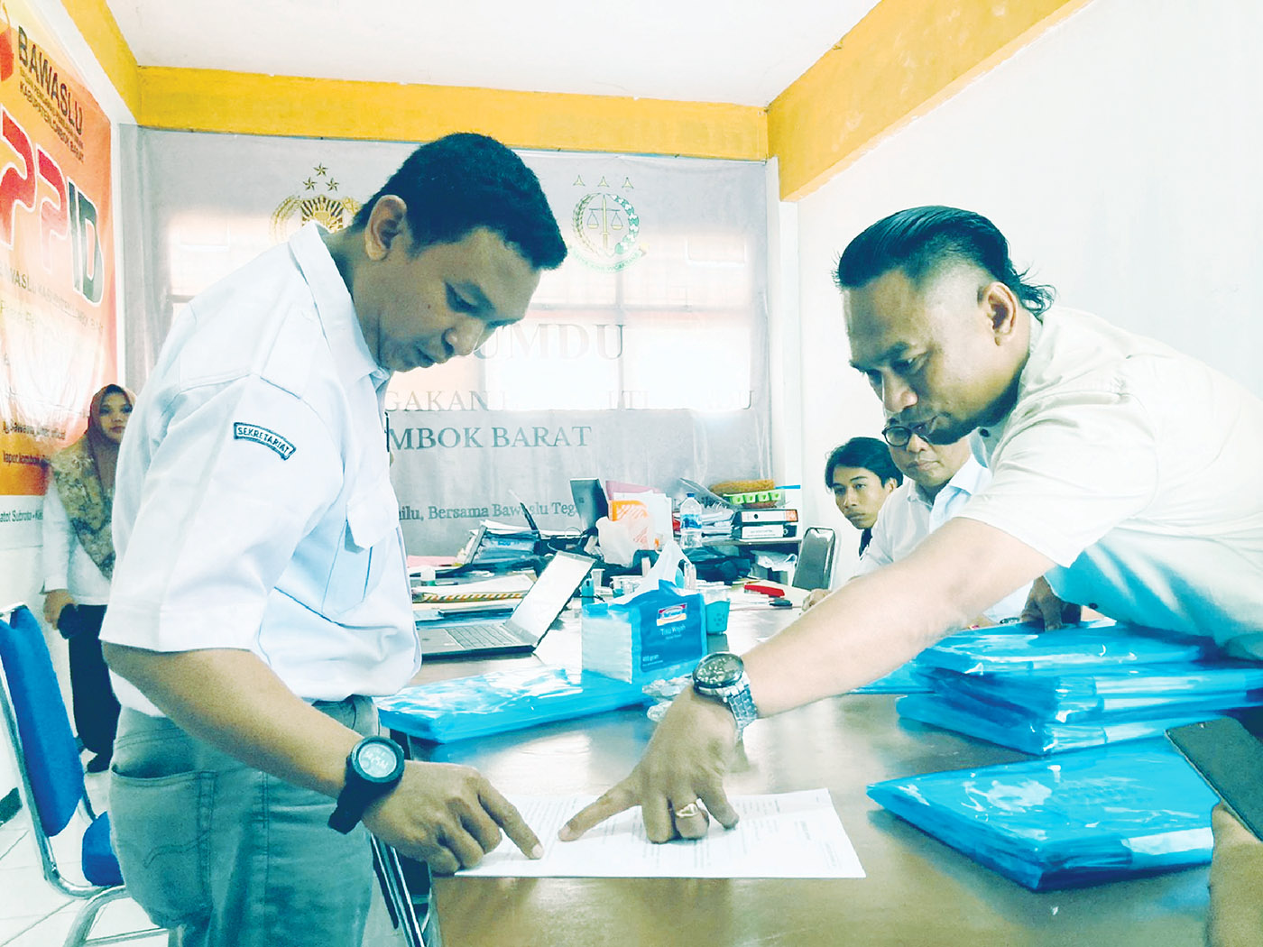 Perwakilan Gerindra  NTB (kanan) menunjukkan lampiran bukti dugaan kecurangan PPK Sekotong di Kantor Bawaslu Lombok Barat, Rabu (28/2).
