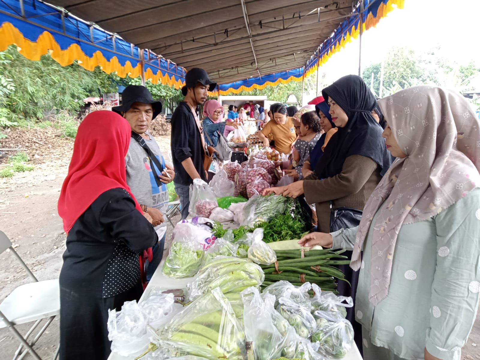 Masyarakat memilih sembako yang dijual di pasar murah yang diadakan Disdag Kota Mataram.