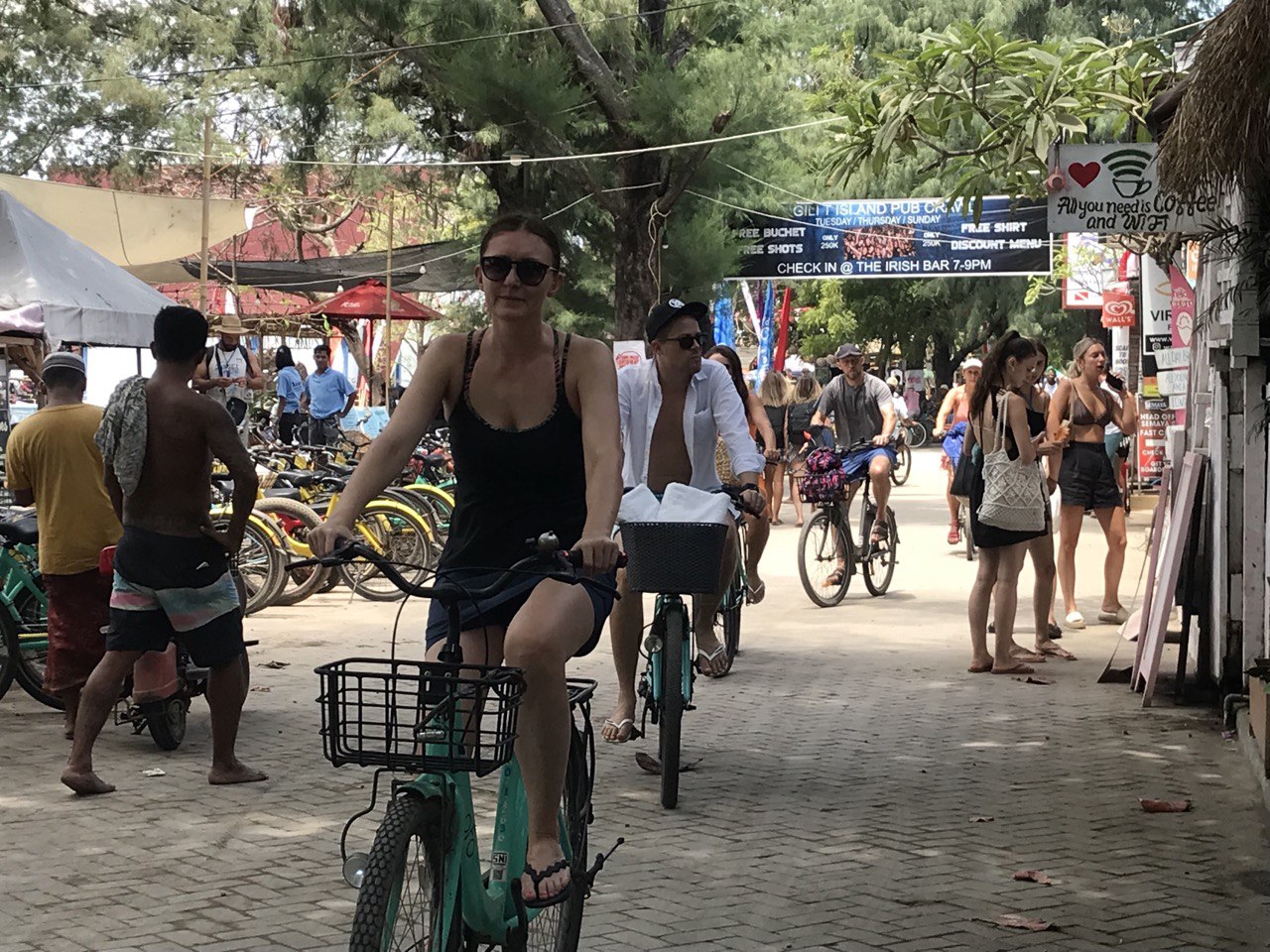 PARIWISATA KLU: Beberapa pengunjung yang datang berlibur ke Gili Trawangan, belum lama ini. (NURUL/LOMBOK POST)