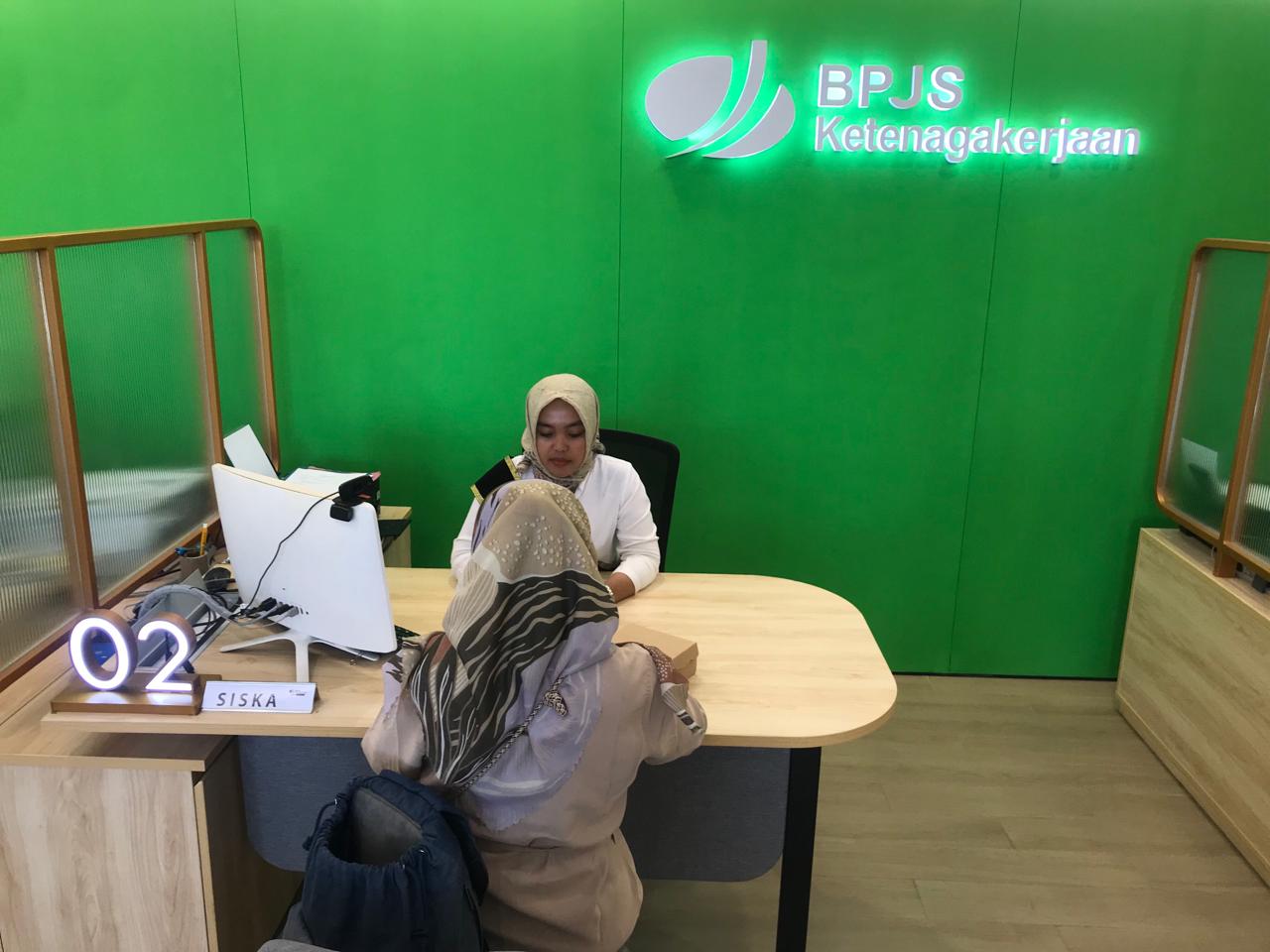 Peserta BPJS Ketenagakerjaan NTB sedang mengajukan program tambahan di Kantor BPJS Ketenagakerjaan NTB.