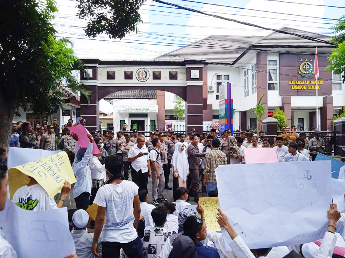 Massa Ponpes Al-Maarif saat berdemonstrasi di depan kantor Kejari Lotim.