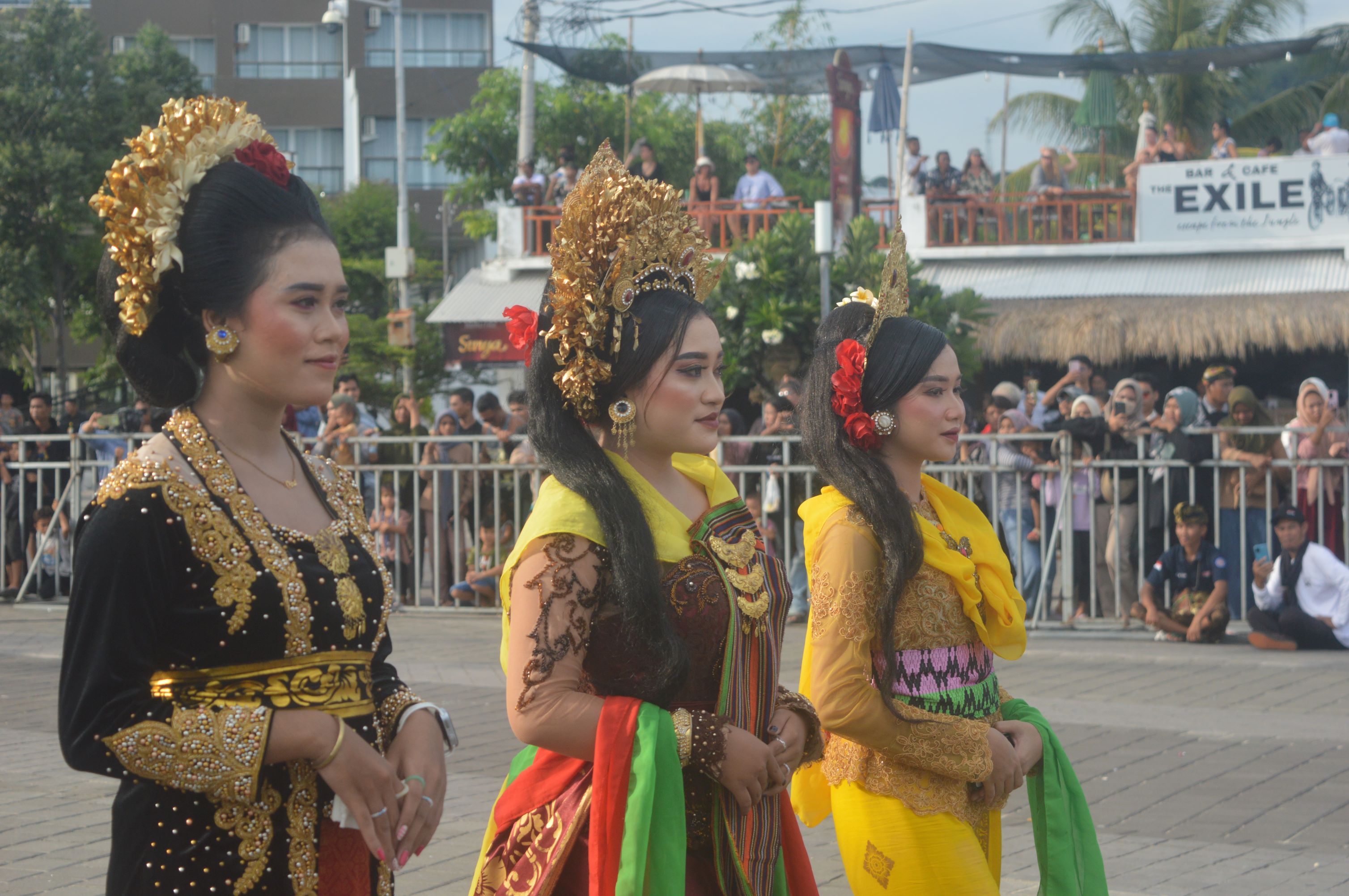 BERLANGSUNG MERIAH: Suasana kemeriahan Festival Budaya Bau Nyale 2024 yang digelar di pesisir Pantai Kuta Mandalika, Pujut, Loteng, Rabu (28/2).