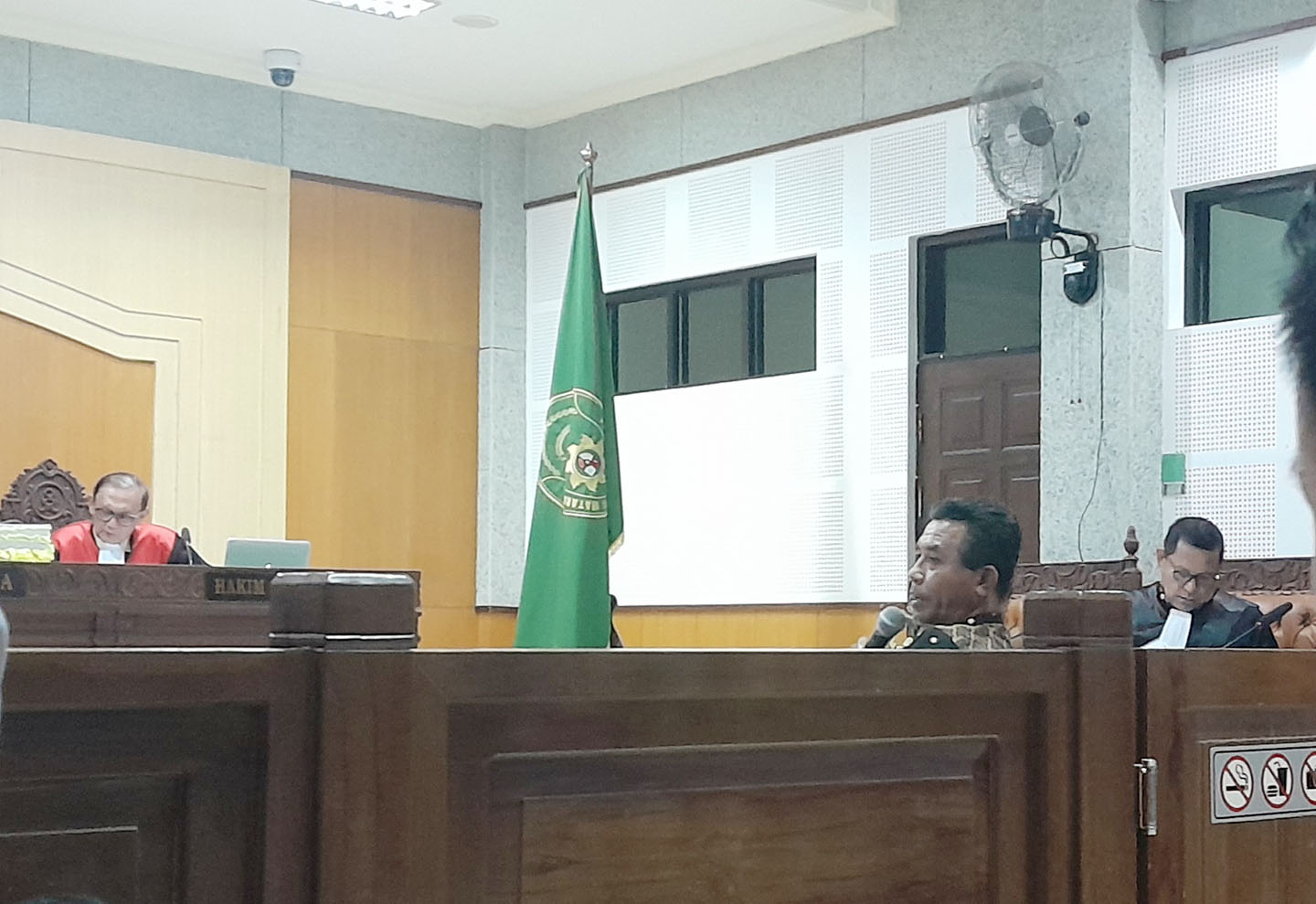 Kepala Bidang Rehabilitasi dan Rekonstruksi BPBD Kota Bima Ismunandar memberikan kesaksian di Pengadilan Tipikor Mataram, Jumat (1/3).