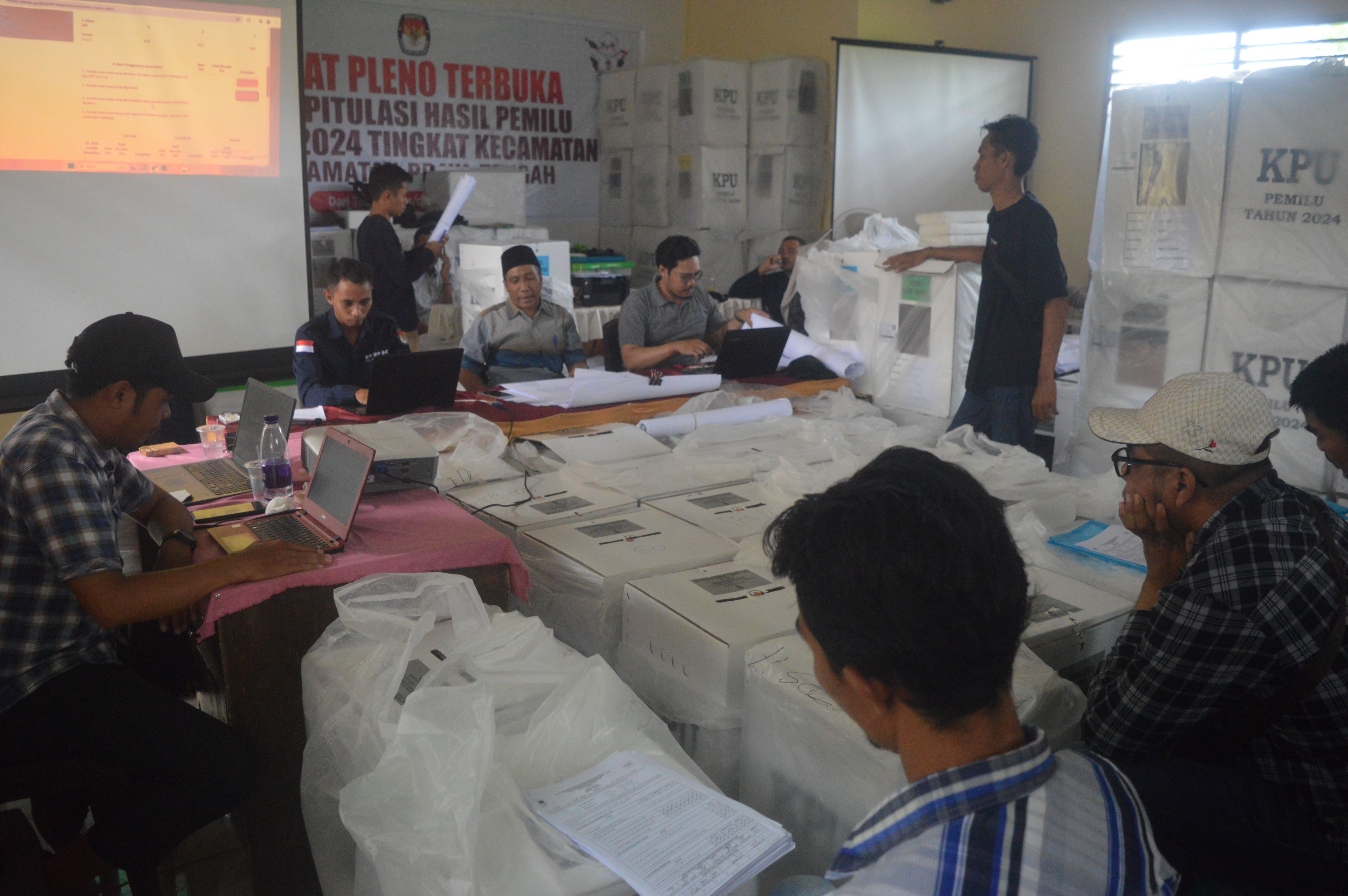 Suasana rapat pleno rekapitulasi suara tingkat PPK Praya Tengah di kantor Camat Praya Tengah, belum lama ini.
