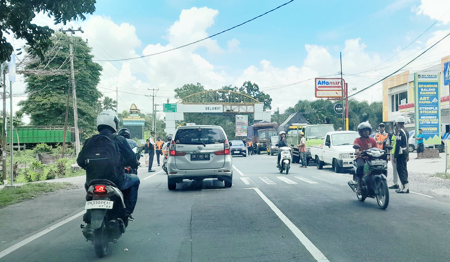 Petugas gabungan dari Samsat, Polri, POM TNI AD, dan Dishub melakukan operasi gabungan di Jalan TGH Lopan Dasan Cermen, Kamis (29/2).