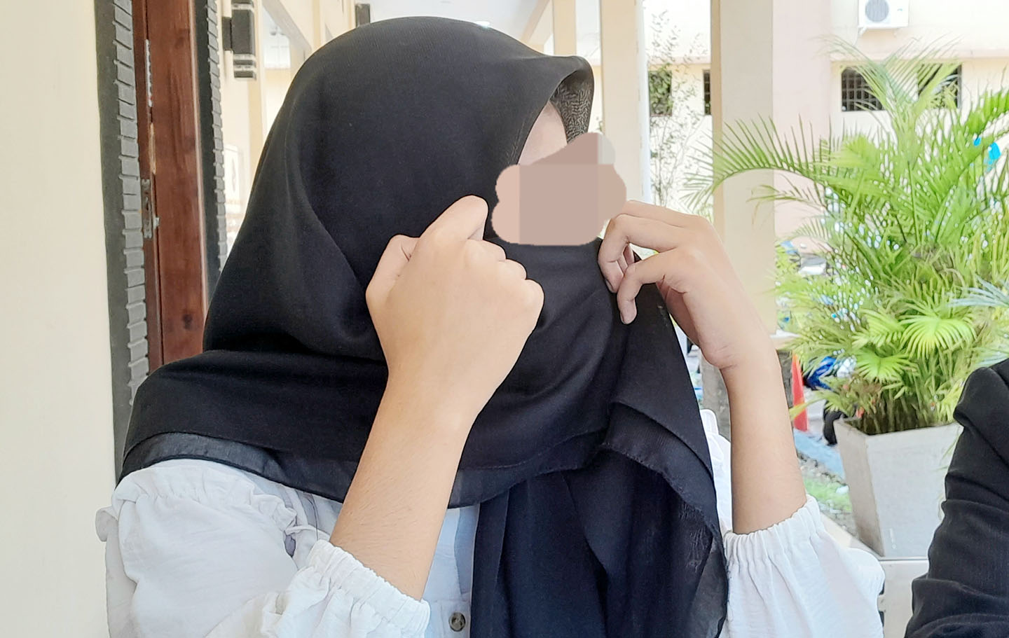PU (inisial, Red) usai melaporkan Brigadir TO ke Polda NTB, November 2023 lalu.