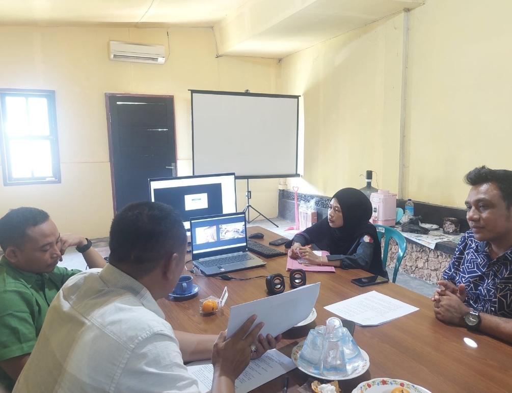 MULAI DIBAHAS: Tim Gakkumdu Bawaslu mendalami dugaan tipilu di Kantor Bawaslu Lombok Utara, beberapa hari lalu.(BAWASLU KLU FOR LOMBOK POST)