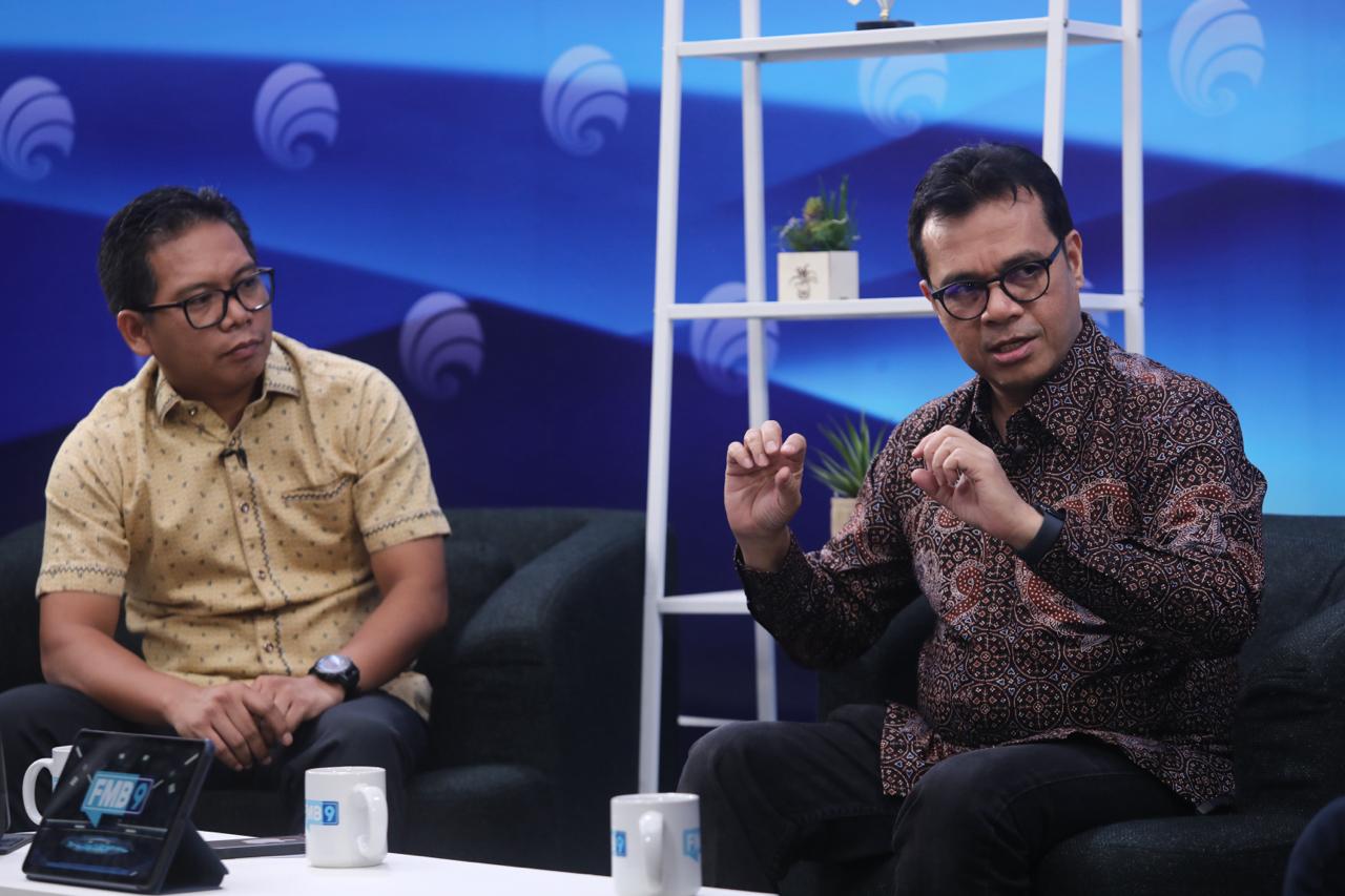 Wakil Menteri Komunikasi dan Informatika, Nezar Patria (kanan) dan  Ketua Komisi Pengaduan dan Penegakan Etika Pers Dewan Pers Yadi Hendriana.