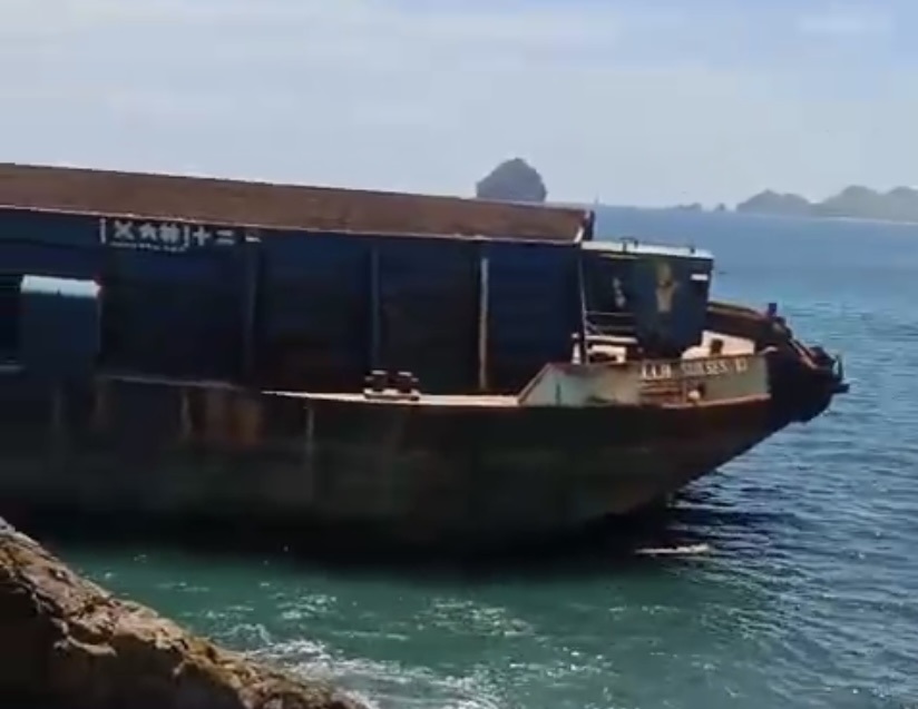 TERDAMPAR: Kapal tongkang tanpa awak yang terdampar di perairan selatan Lombok Barat ternyata berasal dari Jawa Timur. (IST/LOMBOK POST)