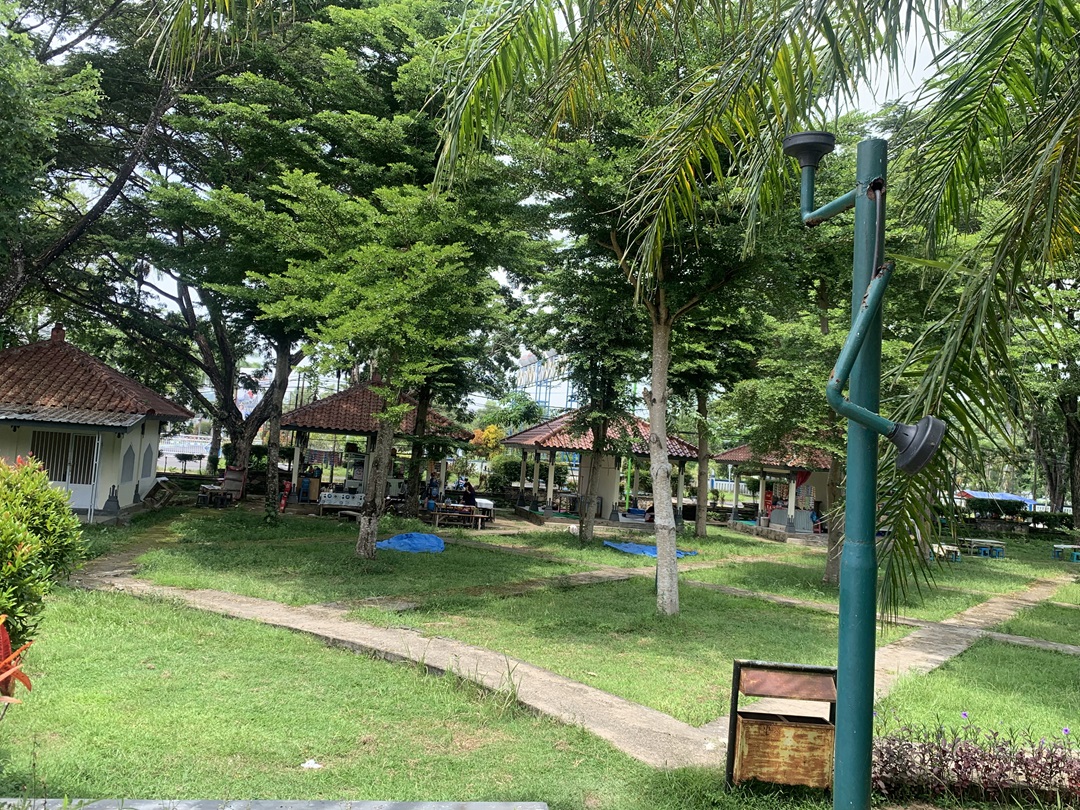 TERBENGKALAI : Kondisi memprihatinkan taman kota, Gerung sebagai publik space yang tidak terawat. (CHIA/LOMBOK POST)