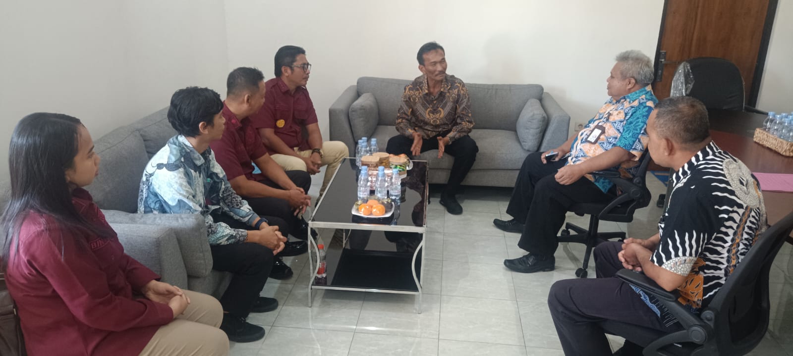 DISKUSI: Pertemuan antara perwakilan Kanwil Kemenkumham NTB dengan dengan Asisten I Sekretariat Daerah KSB, Mulyadi, di Gedung Graha Praja Sekretariat Daerah Kabupaten Sumbawa Barat, Kamis (29/2).