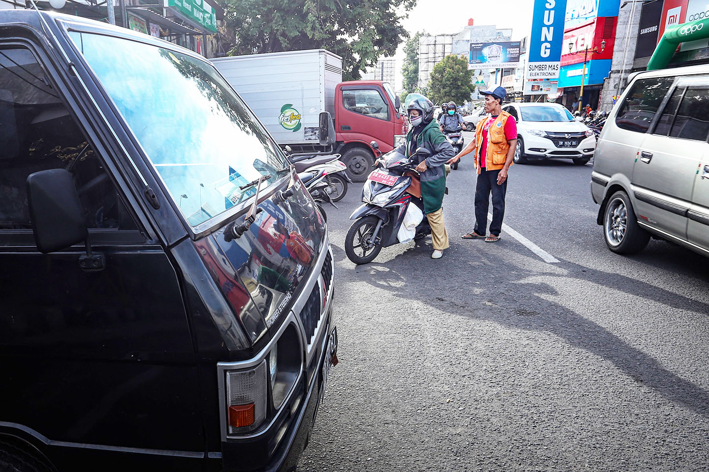 Seorang Jukir melayani pengguna parkir di Jalan Panca Usaha, Cakranegara, Kota Mataram, Kamis (29/2).
