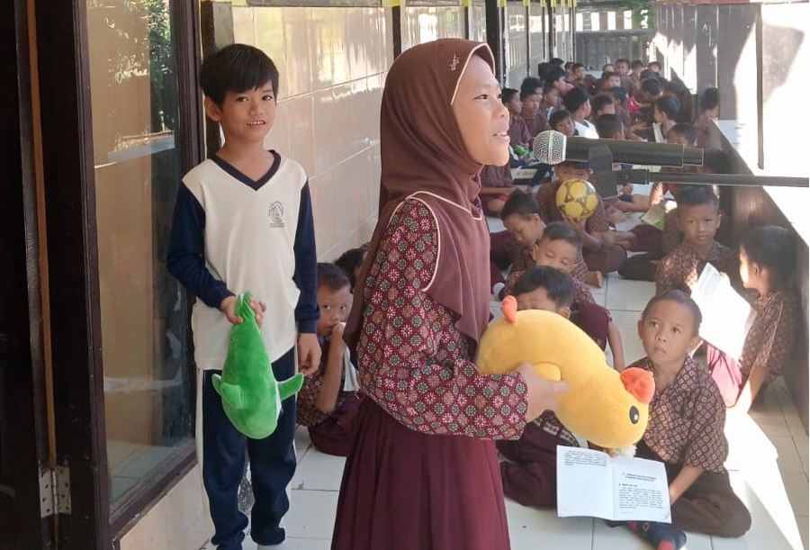 TINGKATKAN LITERASI: Syakila, murid SDN 1 Kuripan Utara menceritakan boneka kesayangannya pada kegiatan literasi. (SDN 1 KURIPAN UTARA FOR LOMBOK POST)