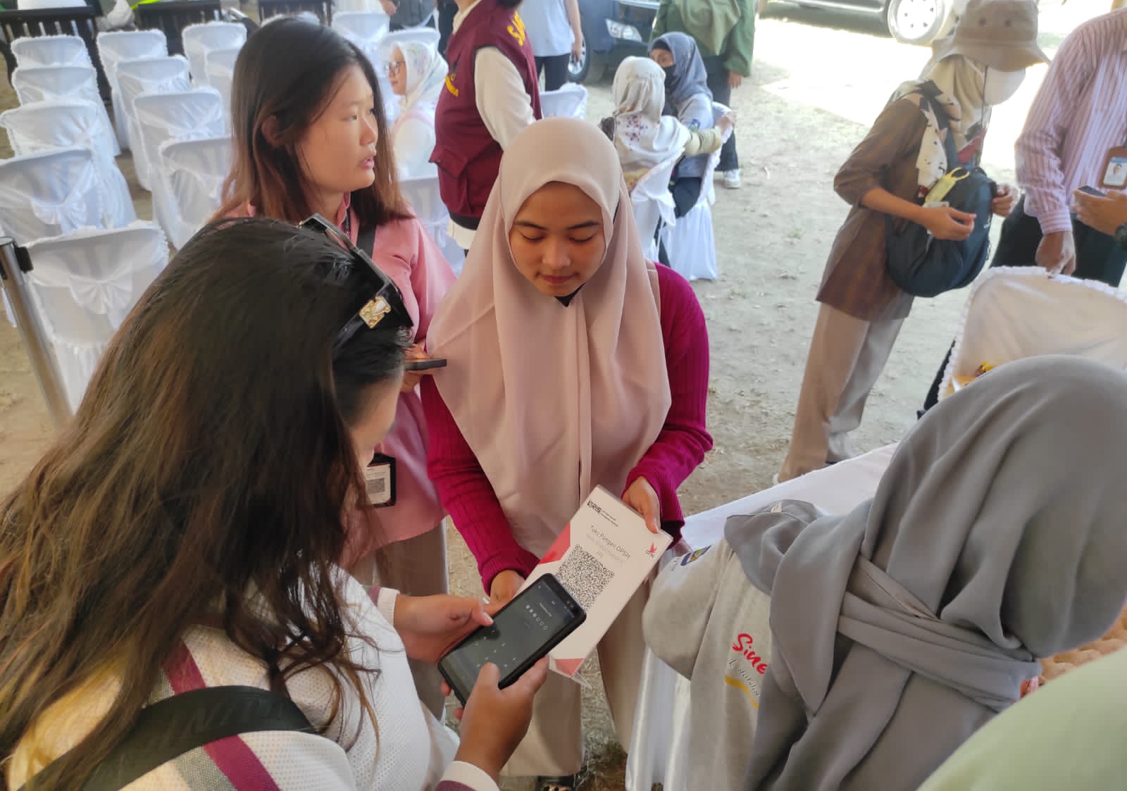 TUMBUH POSITIF: Sejumlah warga yang tengah melakukan transaksi menggunakan QRIS saat belanja telur di pasar murah, beberapa waktu lalu.(DOK/LOMBOK POST)