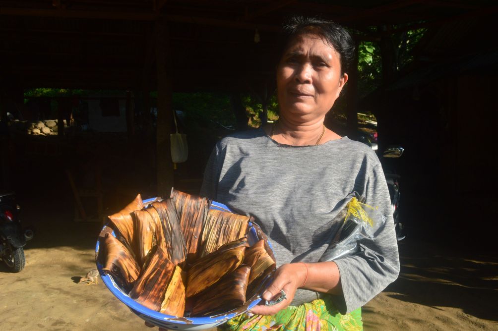 Sari Handayani menunjukkan beberapa bungkusan pepes cacing Nyale yang dijualnya di pinggir jalan Desa Kuta, Kecamatan Pujut, Loteng, Jumat (1/3).