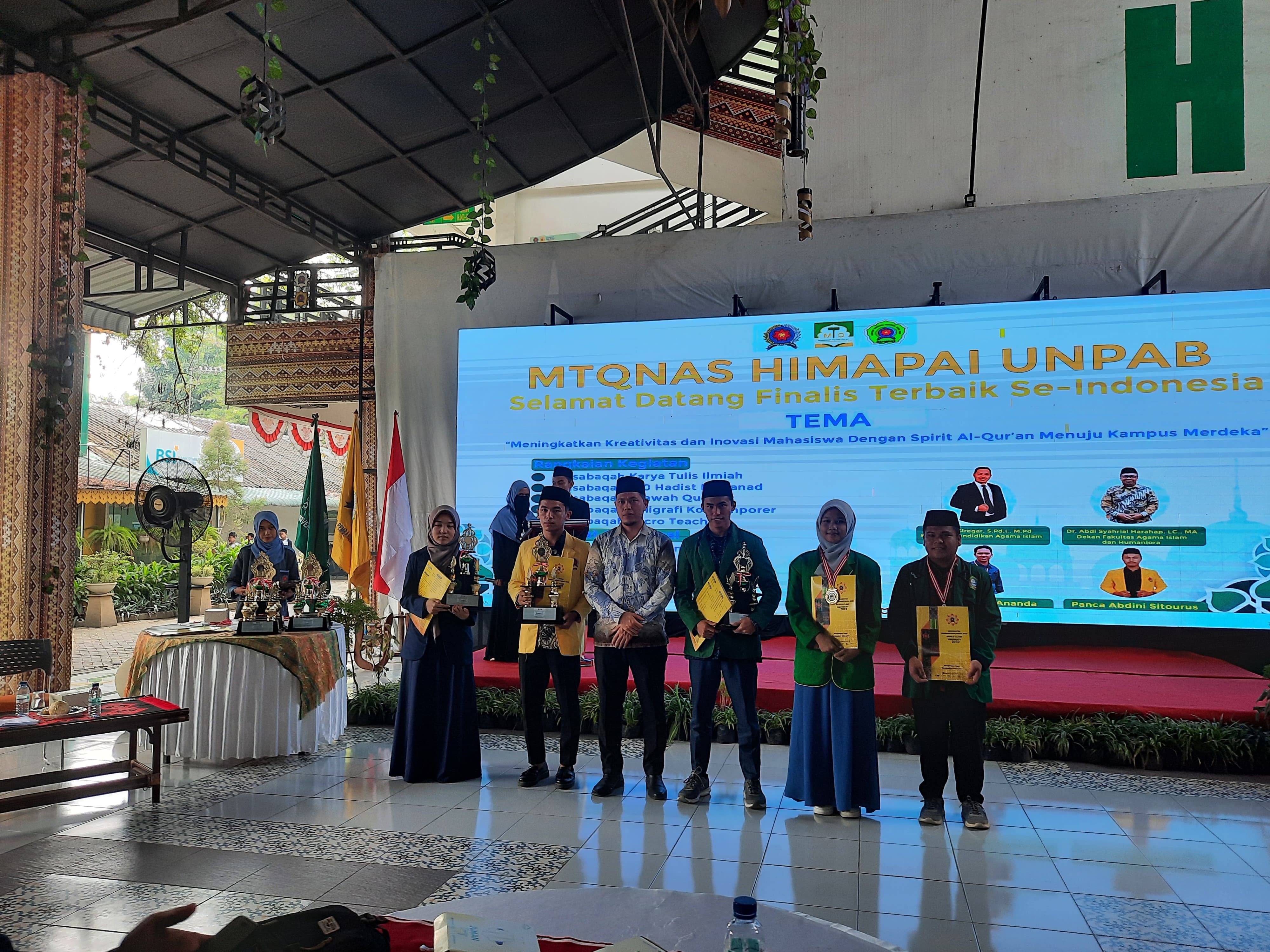 BUAT BANGGA: Mahasiswi IAIH Pancor keluar sebagai juara dalam MTQNAS di Sumatera Utara.