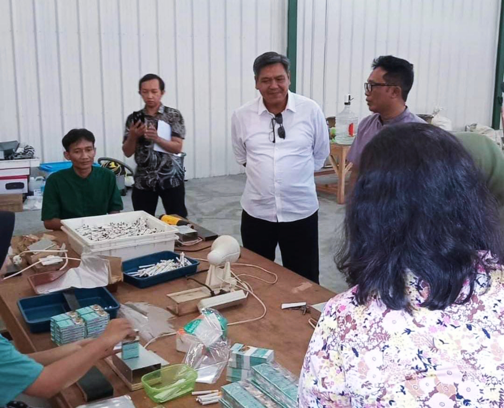 KUNKER: Dirjen Industri Agro Kementerian Perindustrian RI Putu Juli Ardika (tengah) memantau perkembangan proses produksi tembakau di Aglomerasi Pabrik Hasil Tembakau (APHT) Paok Motong, Lotim