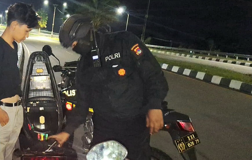 Polisi memeriksa kendaraan yang diduga digunakan dalam aksi balap liar.