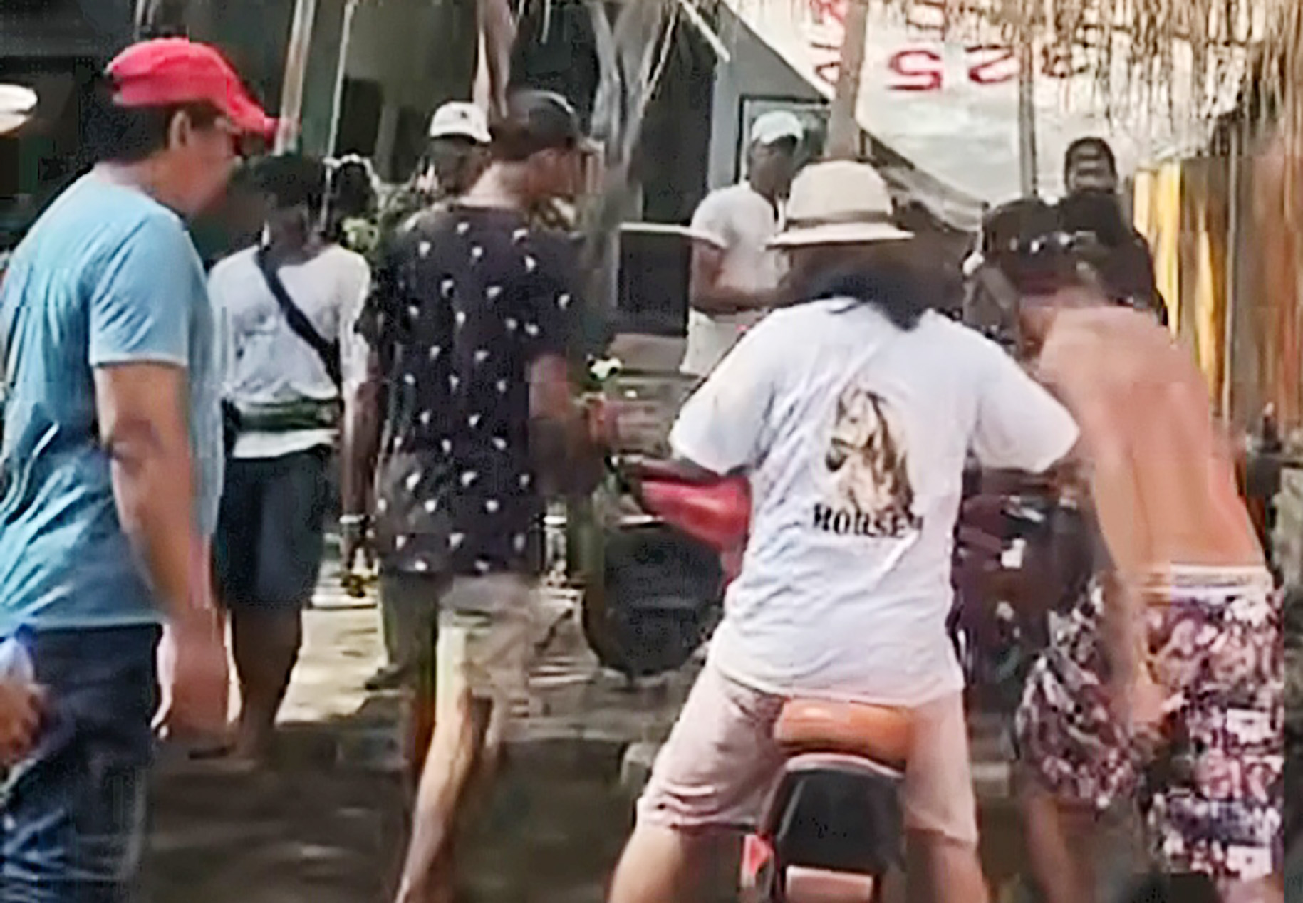 Sejumlah orang yang diduga dari Koperasi Janur Indah Cidomo mengambil paksa sepeda listrik milik warga Gili Trawangan yang dituding disewakan kepada wisatawan, Sabtu (2/3).