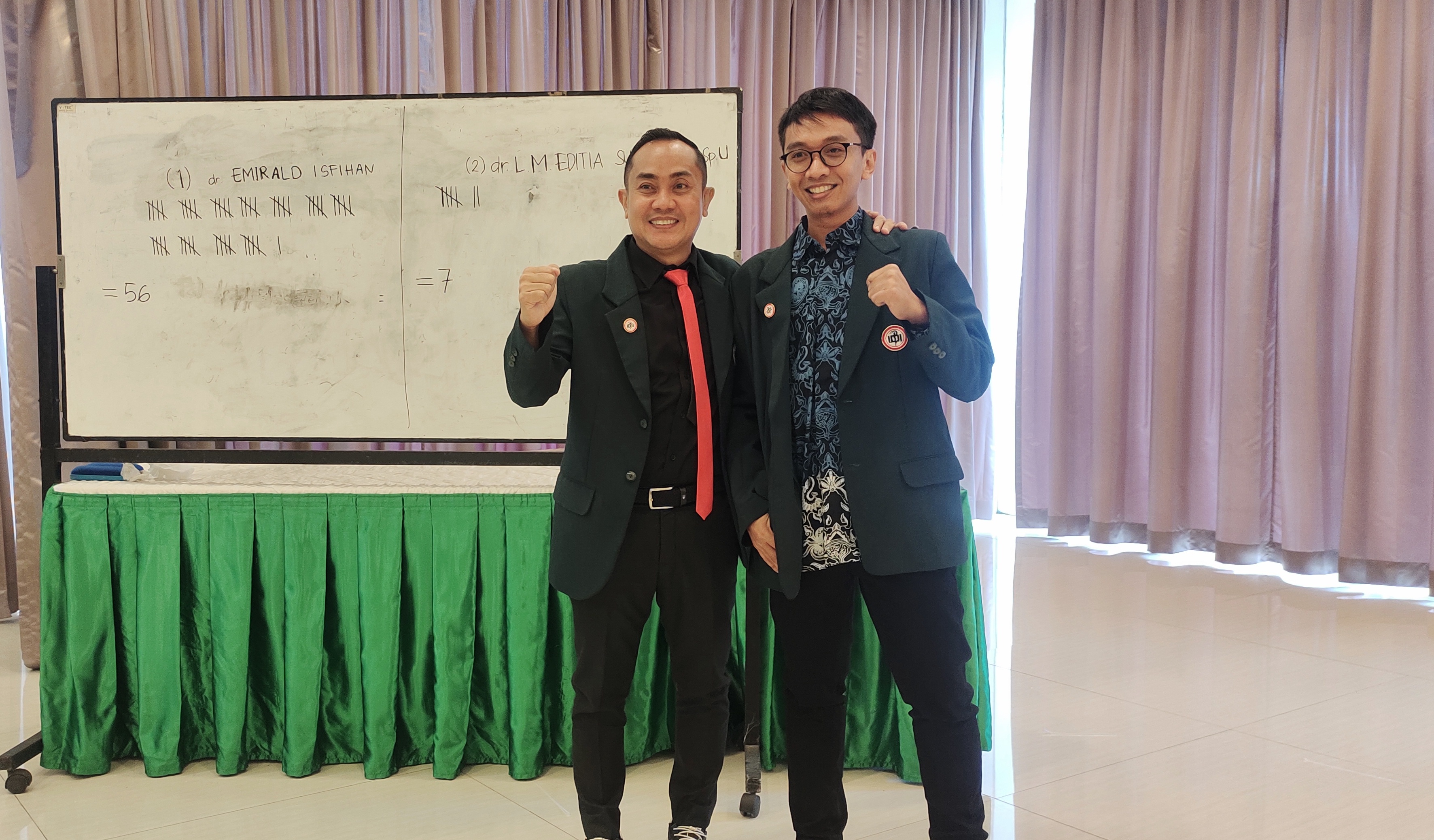 NAHKODA BARU: Ketua terpilih IDI Cabang Kota Mataram periode 2024-2027 dr Emirald Isfihan (kiri) bersama dr Lalu M Editia Subihardi