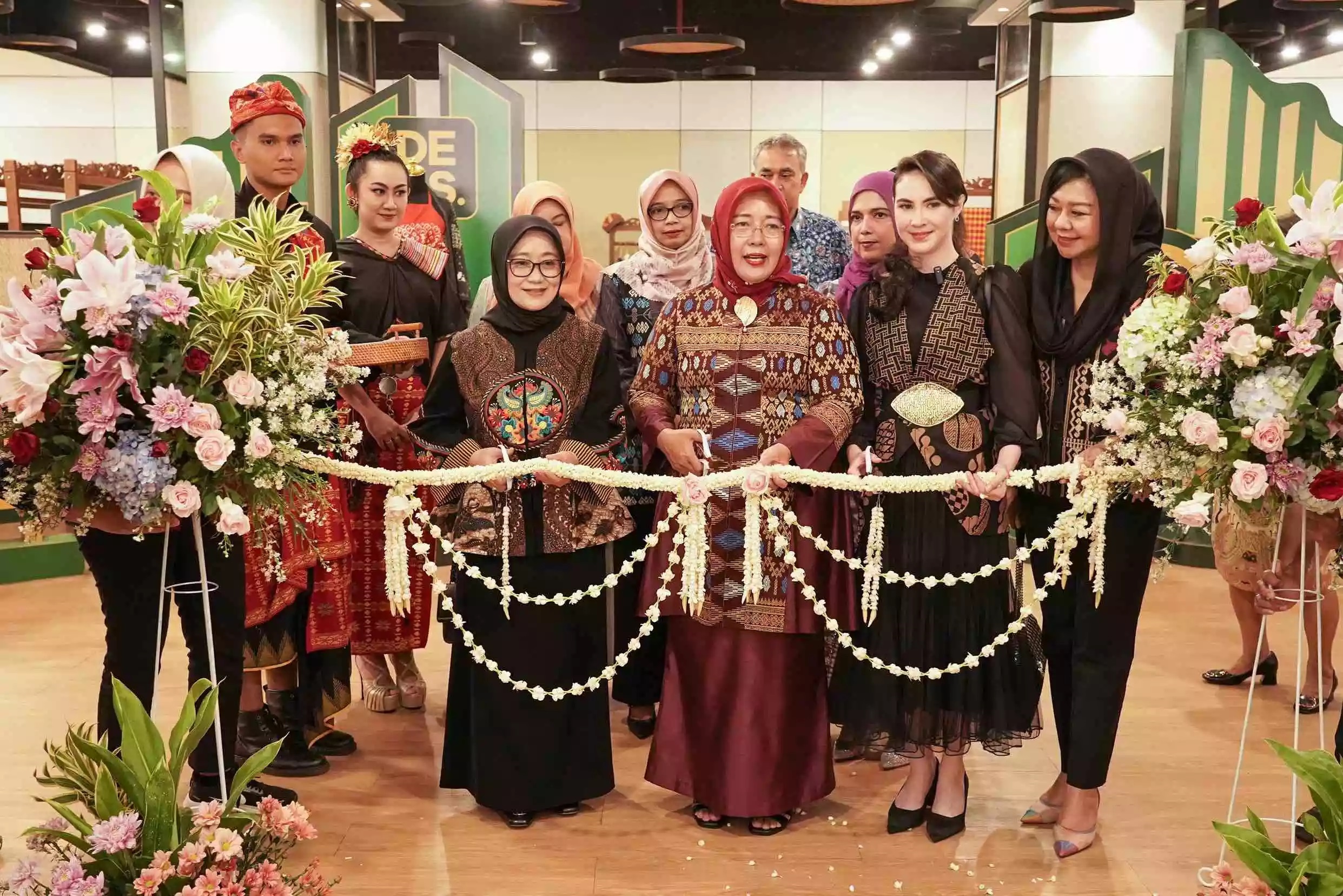 Pj Ketua Dekranasda NTB Hj Lale Prayatni, Pj Ketua Dekranasda Jatim Isye Sri Rahan Adhy Karyono, dan Ciner Deks Ciputra Wold, Arumi Bahsin saat peresmian NTB Zone di Desk Ciputra World Surabaya.