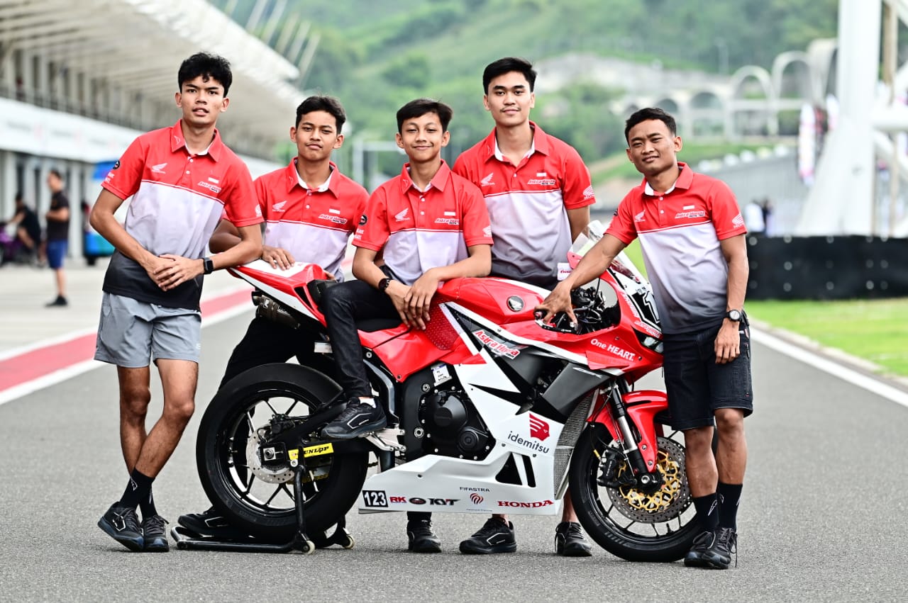 ADU CEPAT: Lima pembalap AHRT bersaing di Mandalika Racing Series 2024. (honda for Lombok Post)