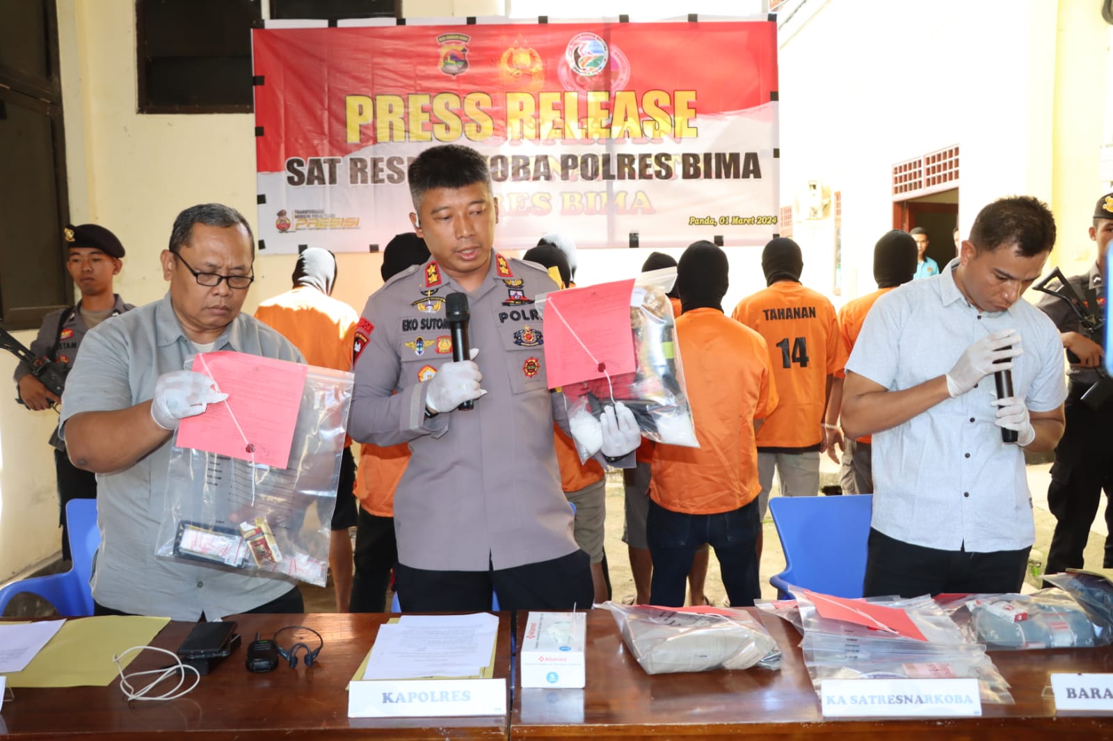 TUNJUKAN BARANG BUKTI: Kapolres Bima AKBP Eko Sutomo memperlihatkan barang bukti yang diamankan dari para tersangka kasus narkoba di Polres Bima, akhir pekan lalu.(FIRMAN/LOMBOK POST)