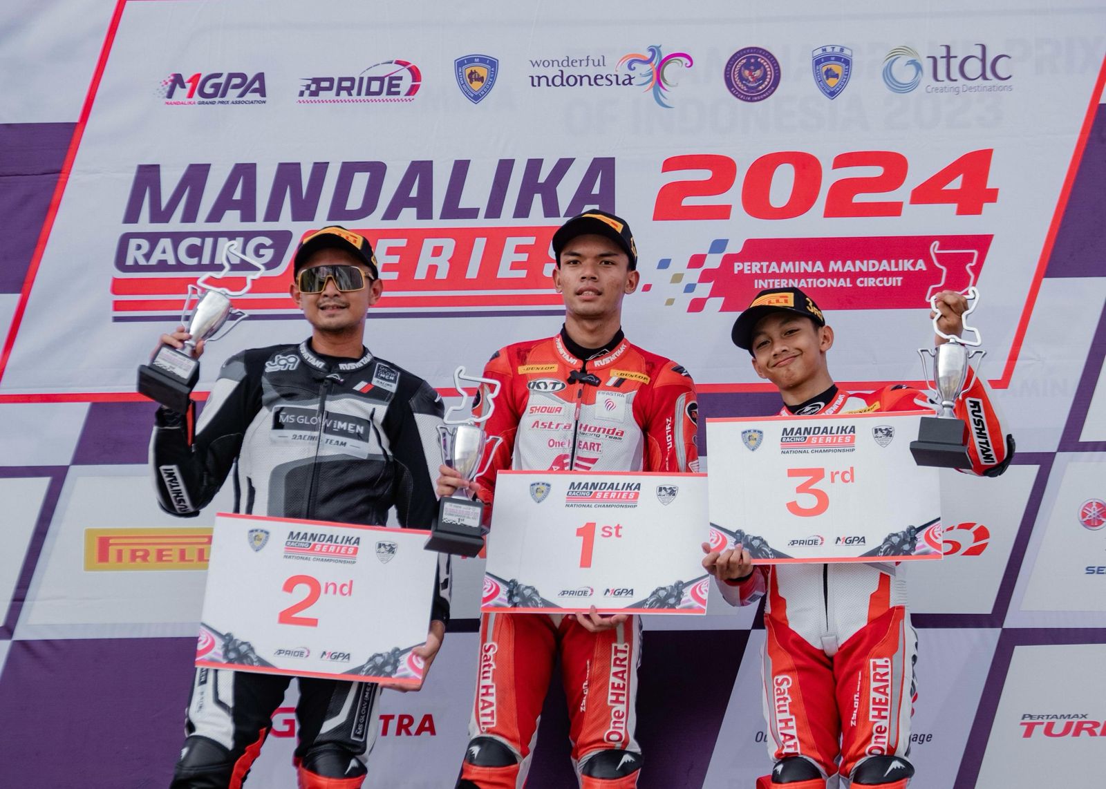 Pembalap MS GLow for Men Racing Team Dimas Ekky Pratama (kiri) saat meraih podium di Race 1 kelas National Supersport 600cc Mandalika Racing Series. (Istimewa/Lombok Post)