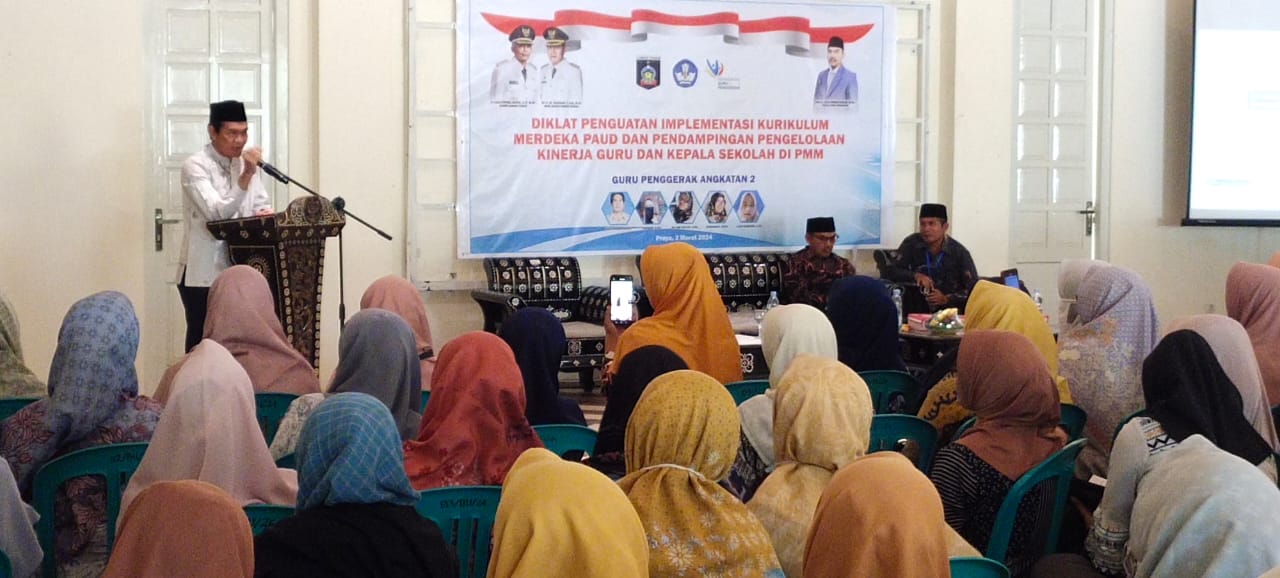 Wakil Bupati Loteng HM Nursiah meminta para guru TK/PAUD untuk inovatif dan kreatif dalam memberikan pendidikan anak-anak didik pada Diklat Peningkatan Implementasi Kurikulum Merdeka.