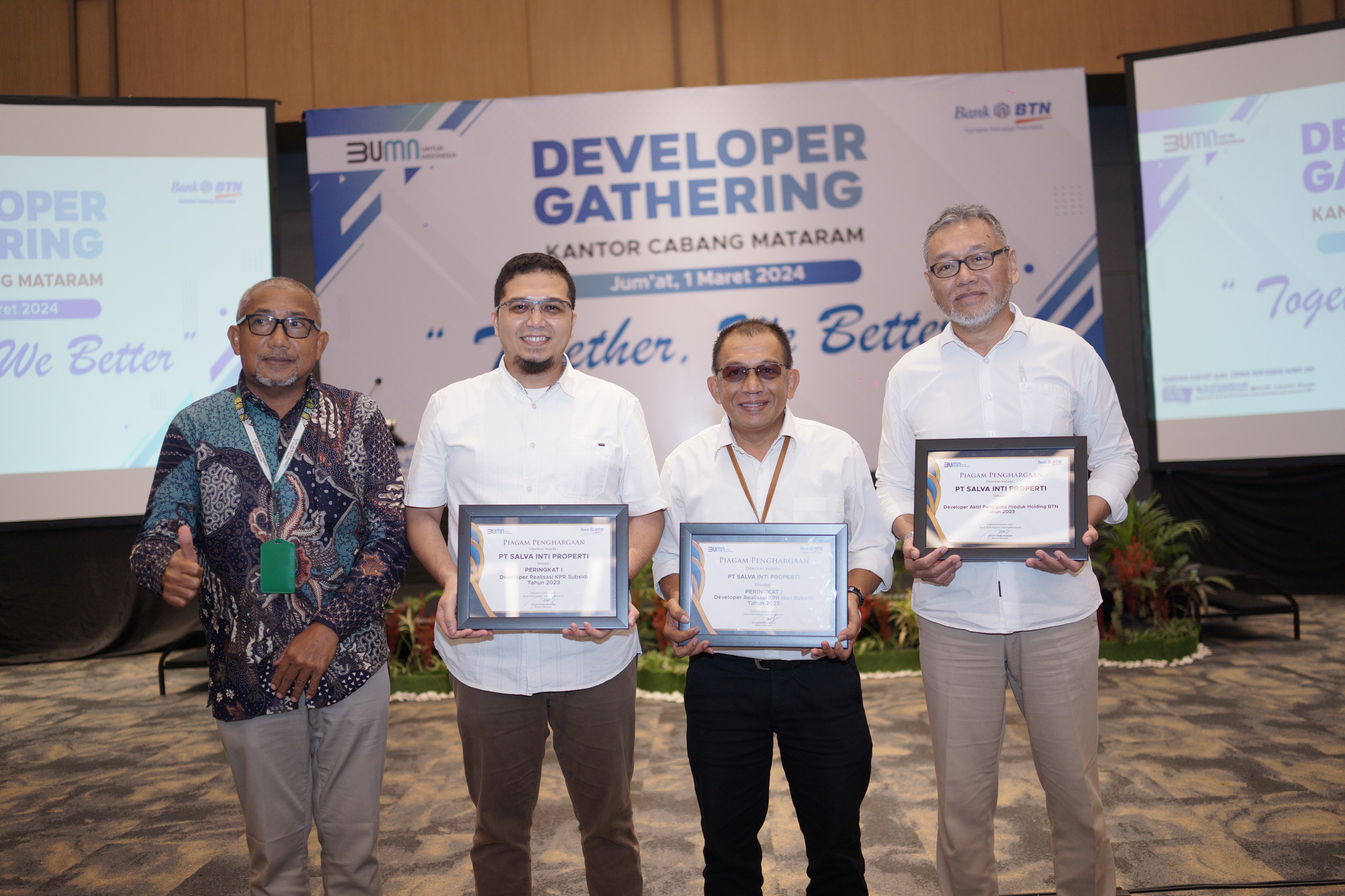 Dirut PT Salva Inti Property Onik Catur Prasetyo (dua kanan) dan Marketing Manager PT Salva Inti Property Syaugi Ahmad (dua kanan) menunjukkan penghargaan dari Bank BTN, Jumat (1/3).