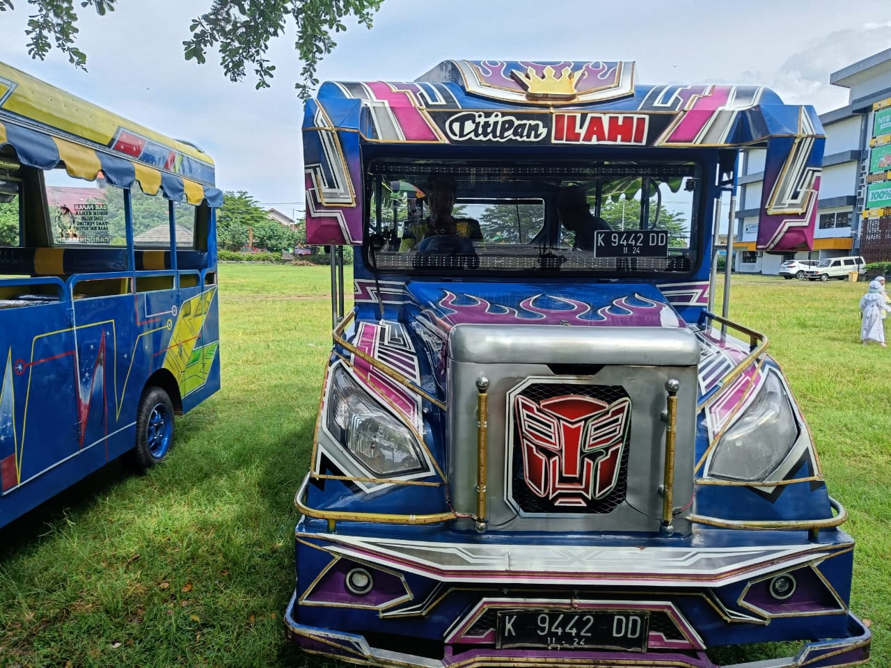 Mobil Odong-odong yang terparkir di areal Islamic Center, NTB tengah menunggu penumpang.